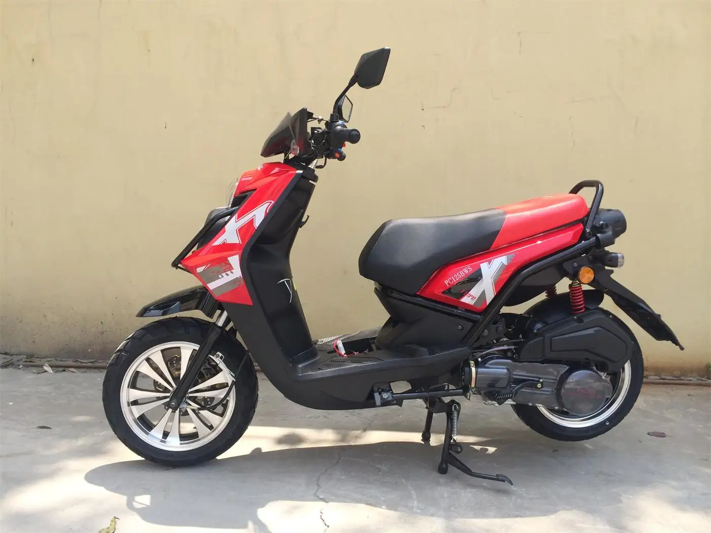 Long range Red bws customized CKD SKD CBU 80 125 150CC gas scooter with chair for girl