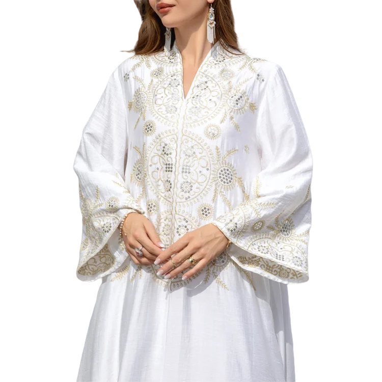 Женское платье с вышивкой