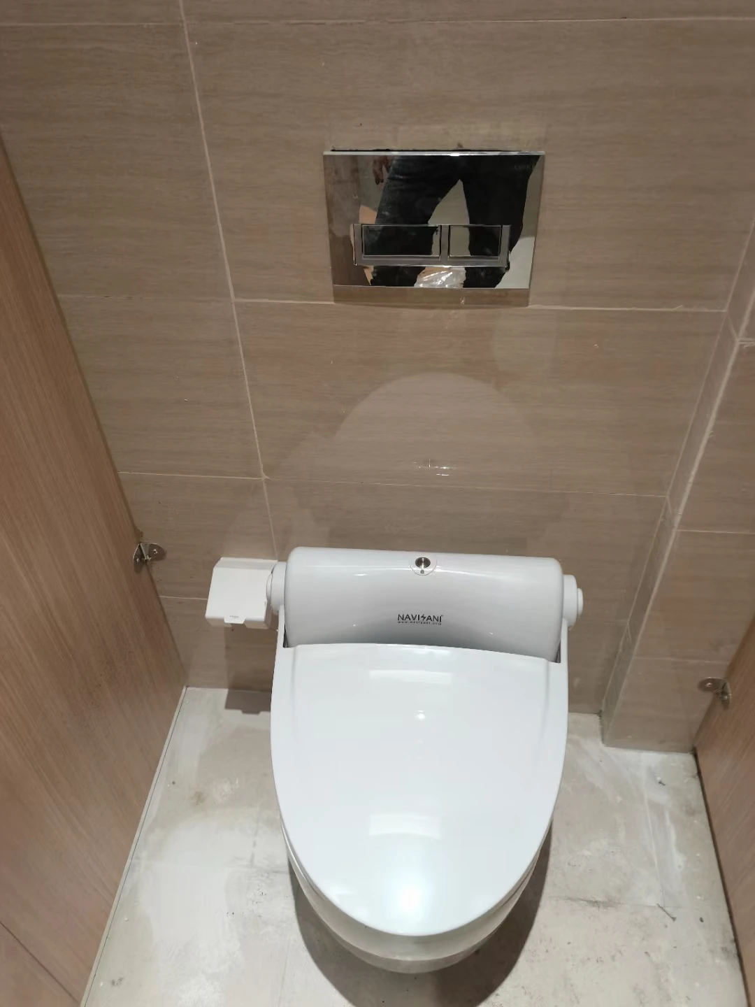 Modern Design Wireless Sensor Activated Automatic V-Shaped Elongated Plastic Toilet Seat Cover for Bathroom