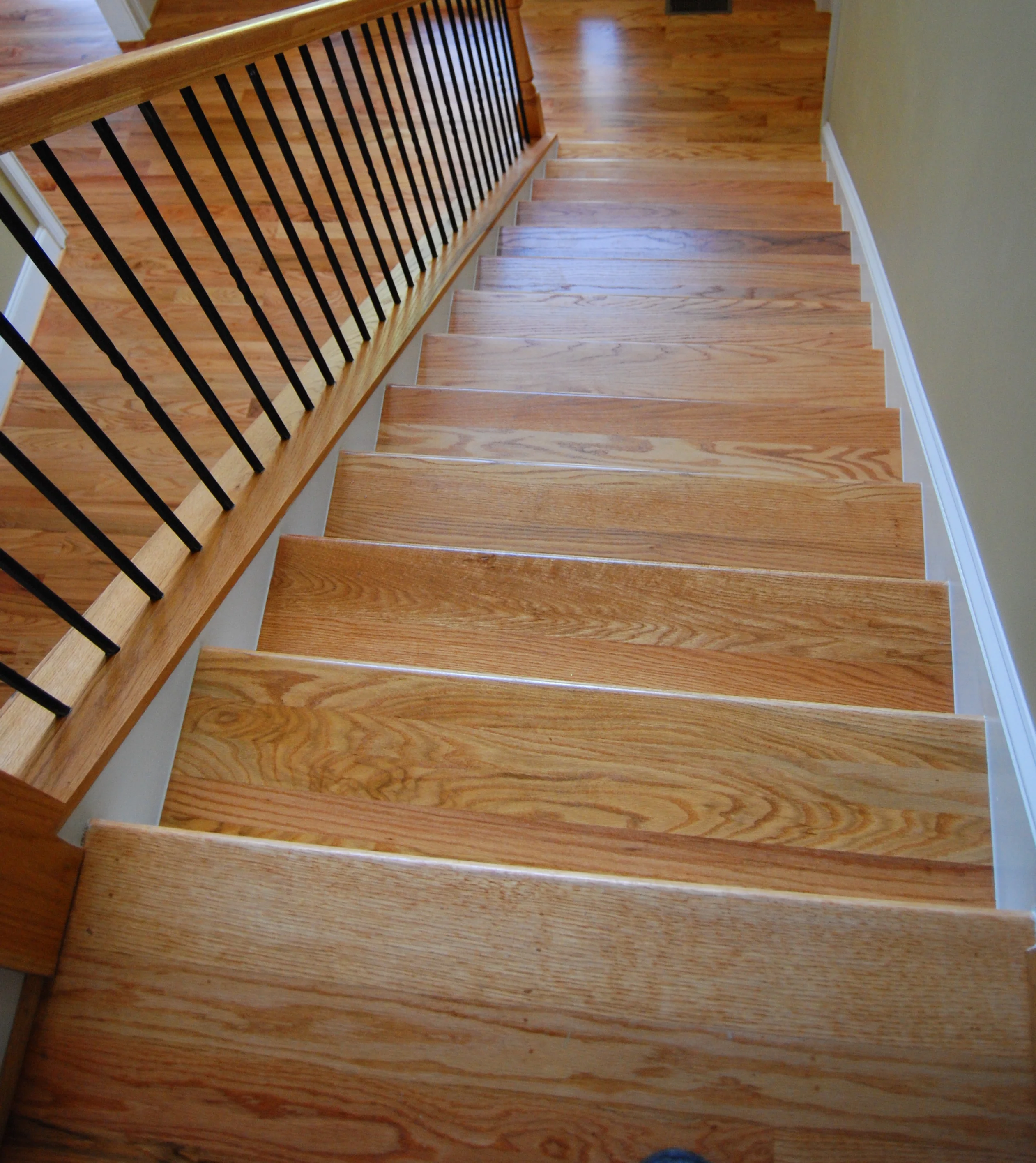 Factory Price Custom Indoor Use Solid Stave Red Oak Wood Stair Treads Wooded Stair Steps
