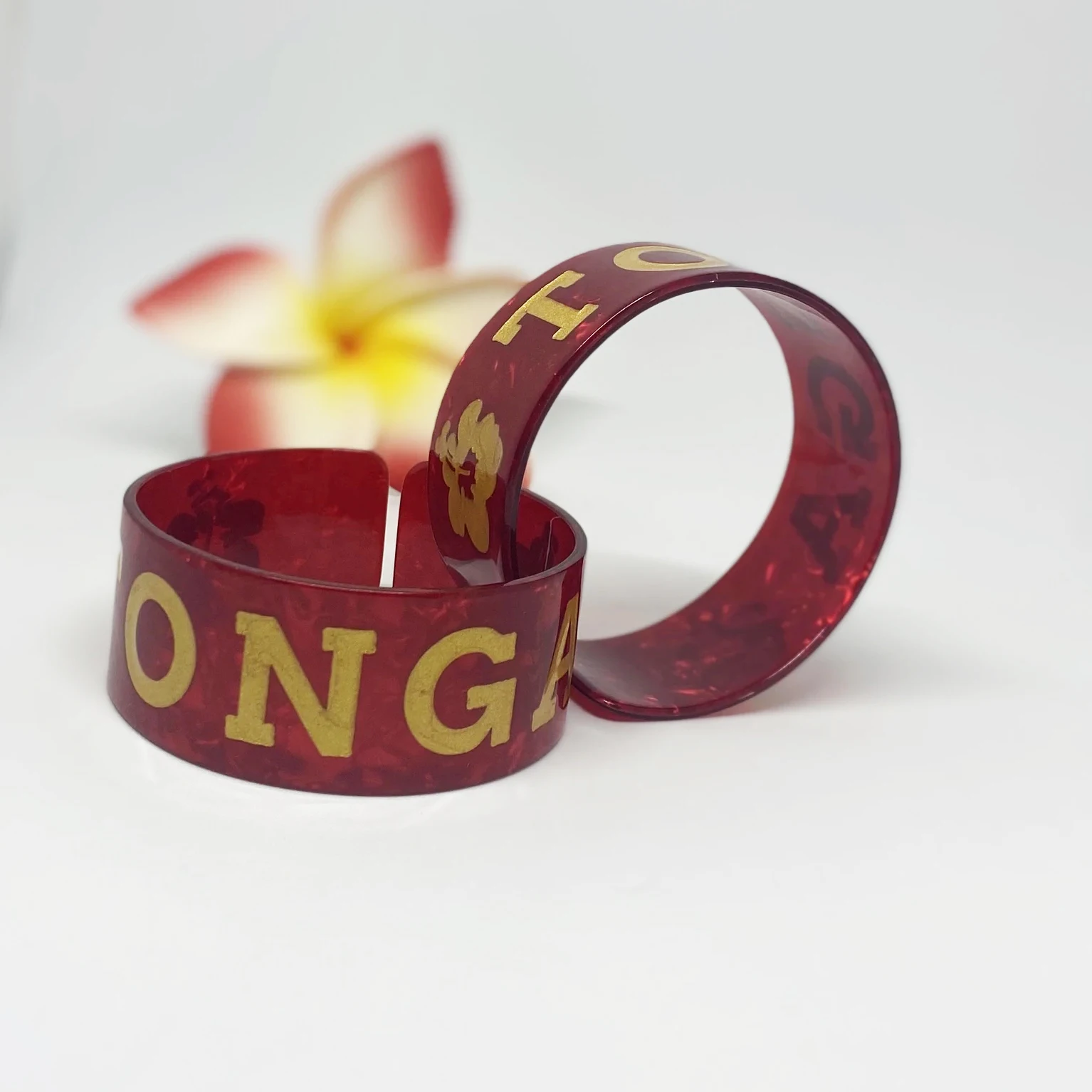  2021 fashion bangles tortoise acrylic shell material with gold tonga engraved cuff bangle bracelet for girls pacific