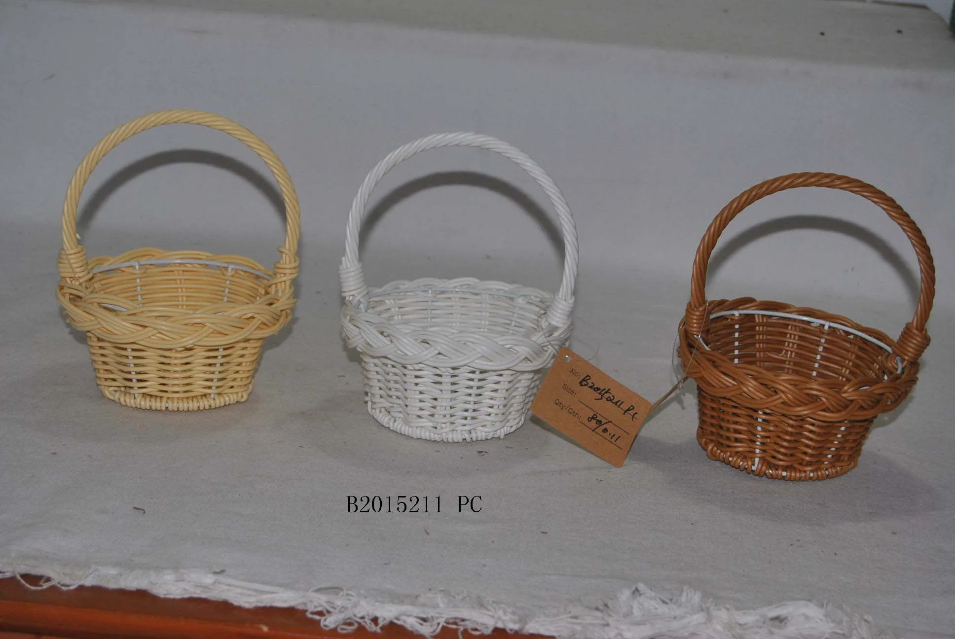 Plastic Rattan Easter Eggs Basket Candy Storage Basket Gift Basket with Handle from China