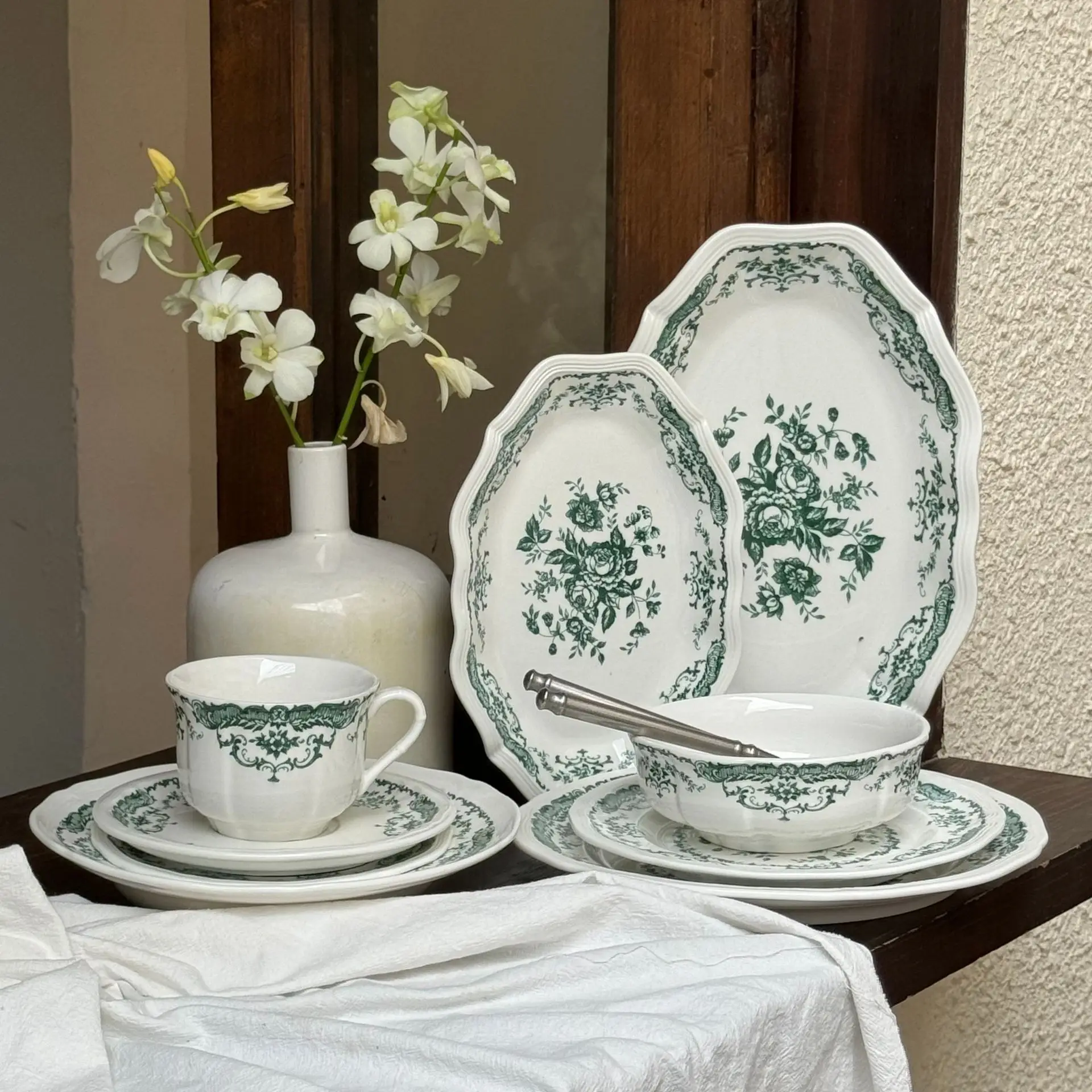 Wholesale vintage green rose flower white ceramic plate and bowl european dinner ware set porcelain dinner sets