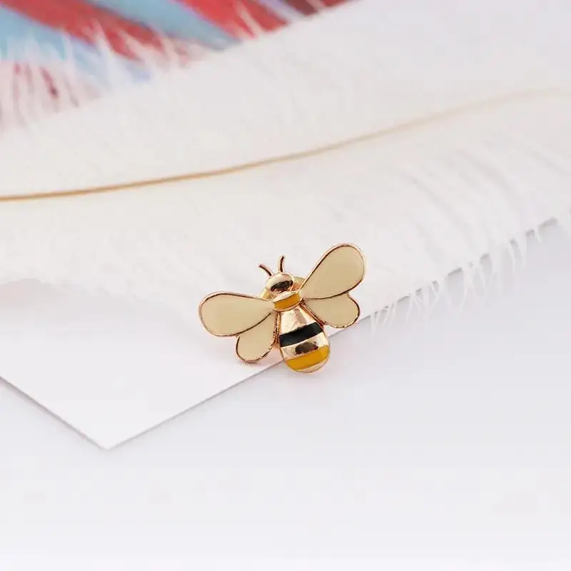 Металлическая жесткая эмалированная брошь в виде пчелы на заказ от производителя