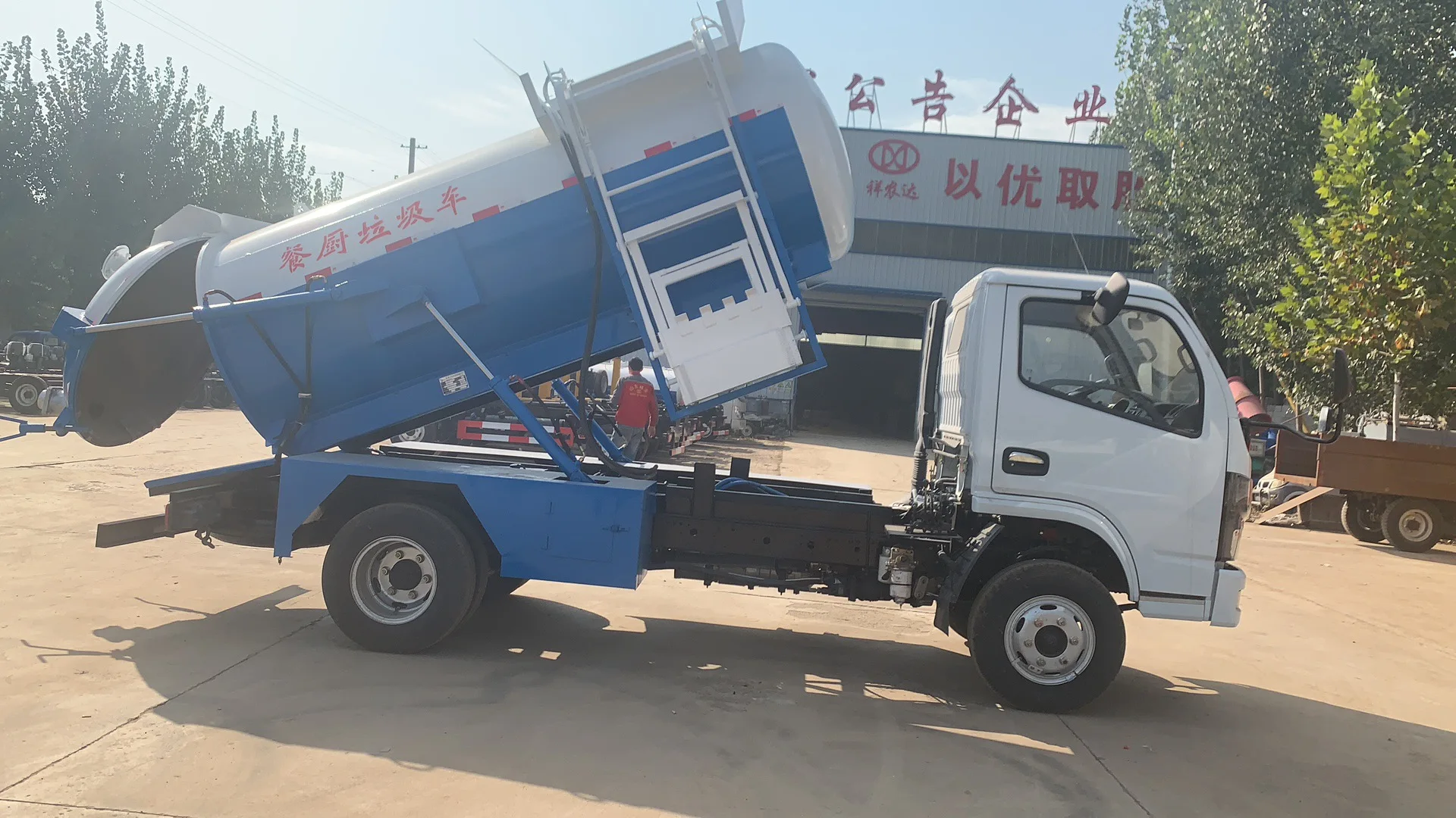 Customizable kitchen waste truck with circular highefficiency suction tank and a large capacity of 3 cubic meters for processing