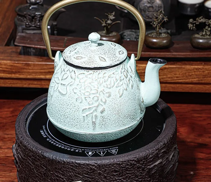 Manufacturer Wholesale Blue Cast Iron Tea Pot Portable 900ml KettleTraditional Teapot for gift