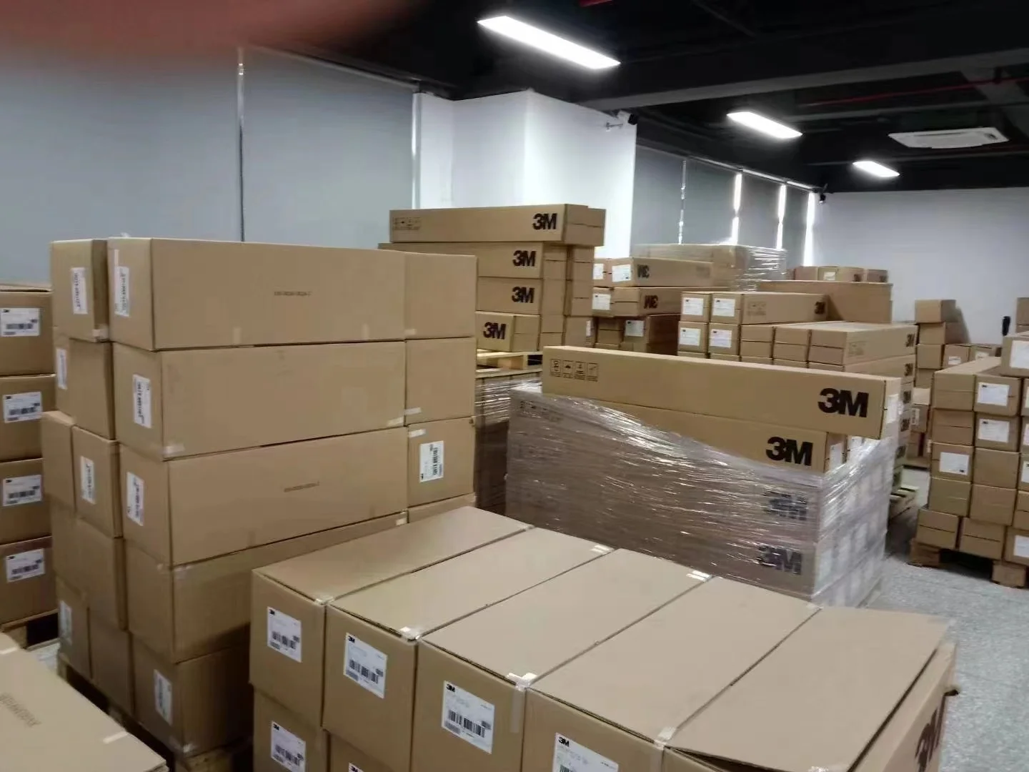 TESA 64284 0 11 мм стандартная ленточная лента без остатка используемая для бытовой и мебельной промышленности.