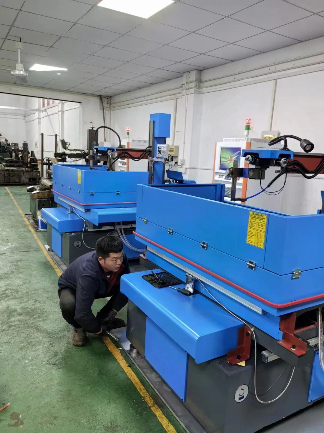 DK Series CNC Precision Fast Speed Wire Cut EDM Machine DK7763 erosion machine servo motor