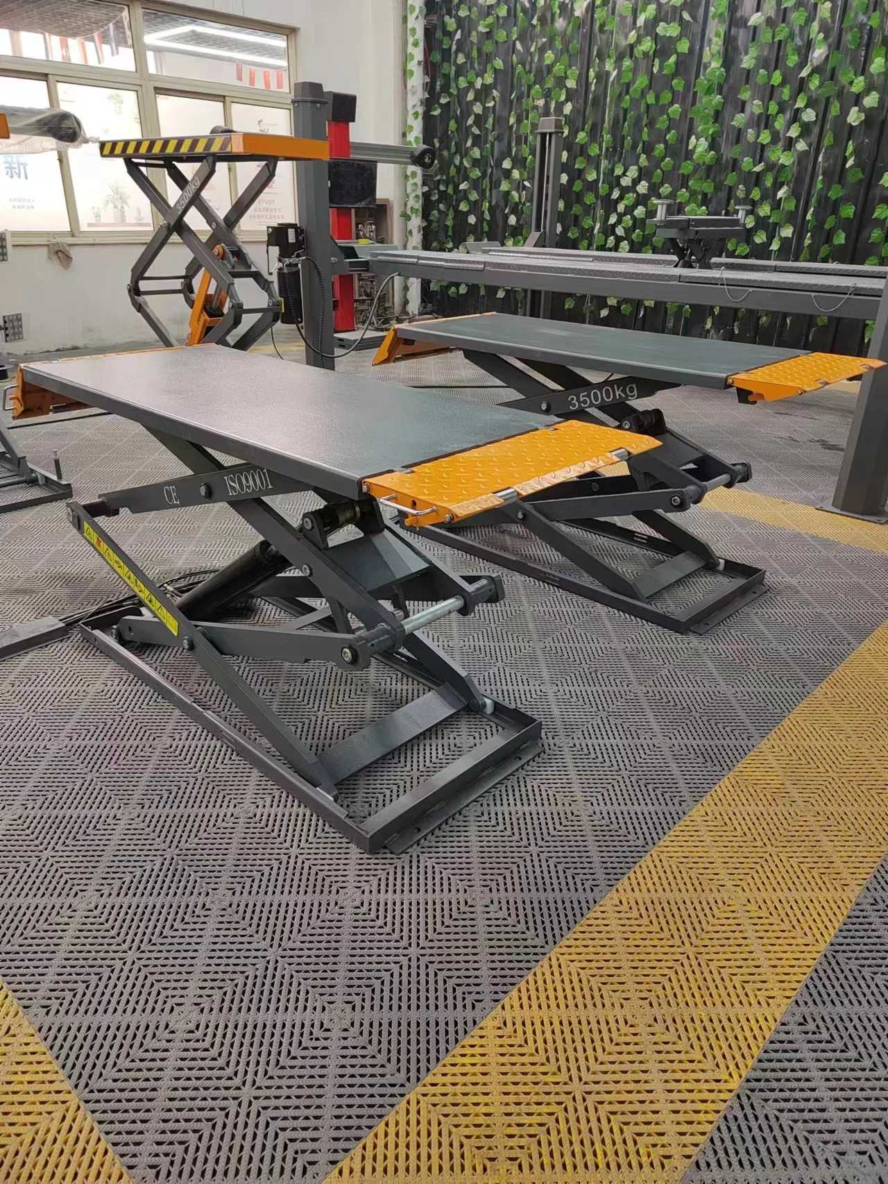 Cheap 3.5T Hydraulic Mini Ultra Thin Scissor Car Lift For Automotive Garage Repair