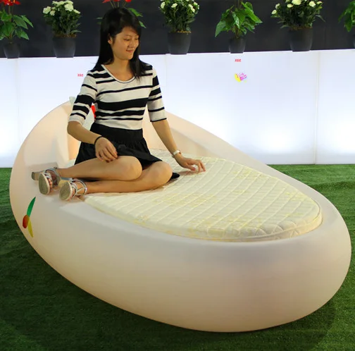 Plastic Hollow Structure EGG Bed  Illuminated Round Shape Hotel Bed