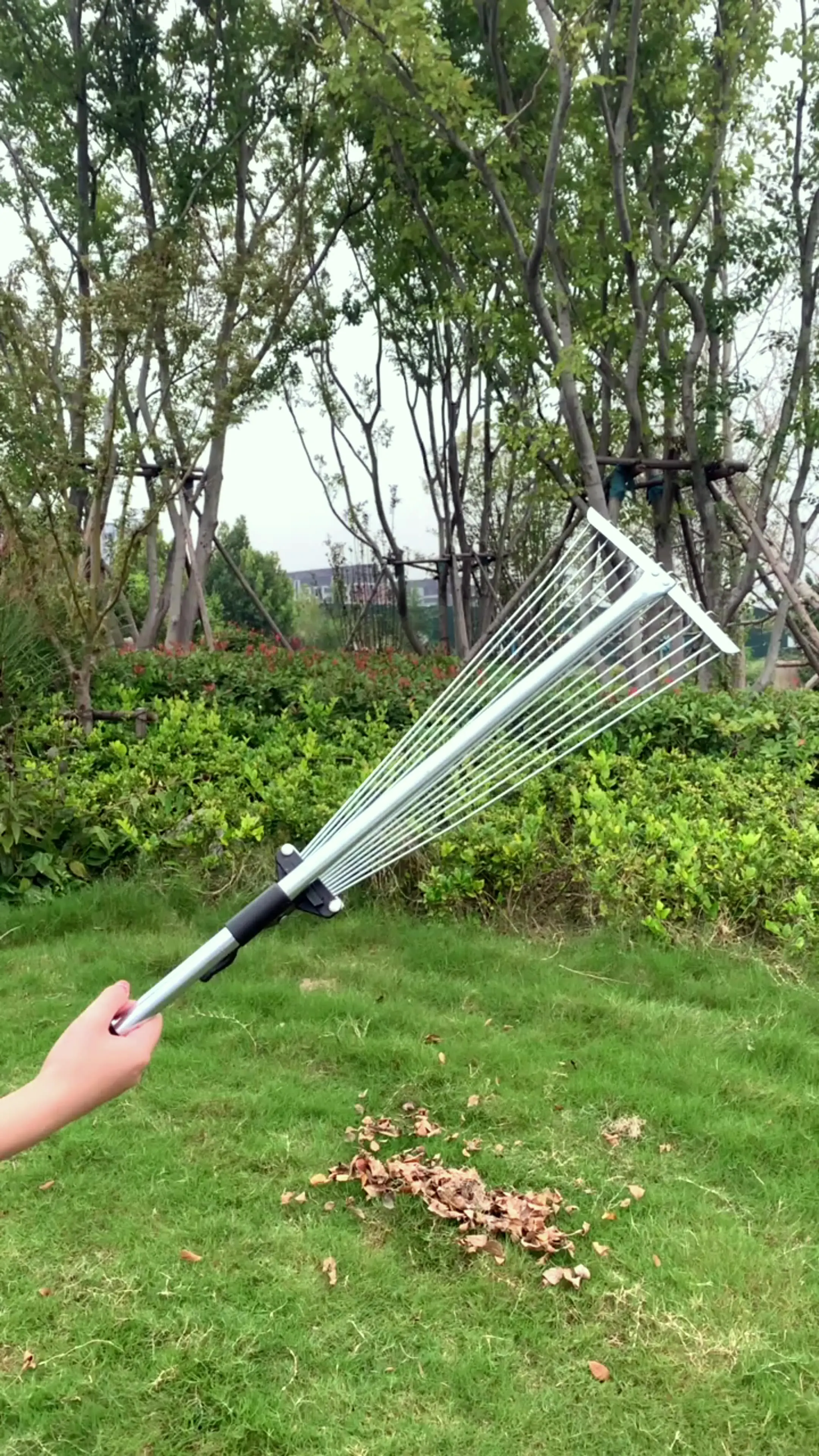 Wire ,grass ,eaf rake telescopic pole dead leaf and lawn rake Popular 15-tooth double-extension grass Wire rake