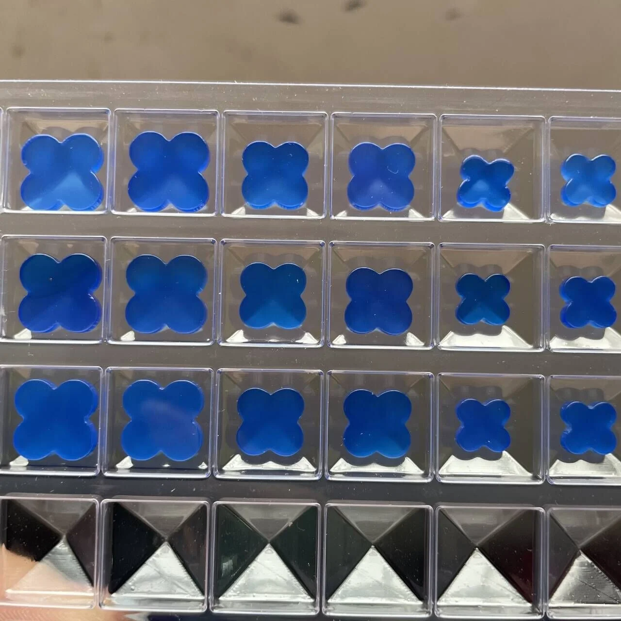 Wholesale Price High Quality Four Leaf Clover Natural 8mm 10mm 12mm Blue Agate Four Leaf Clover Stone for Jewelry Making