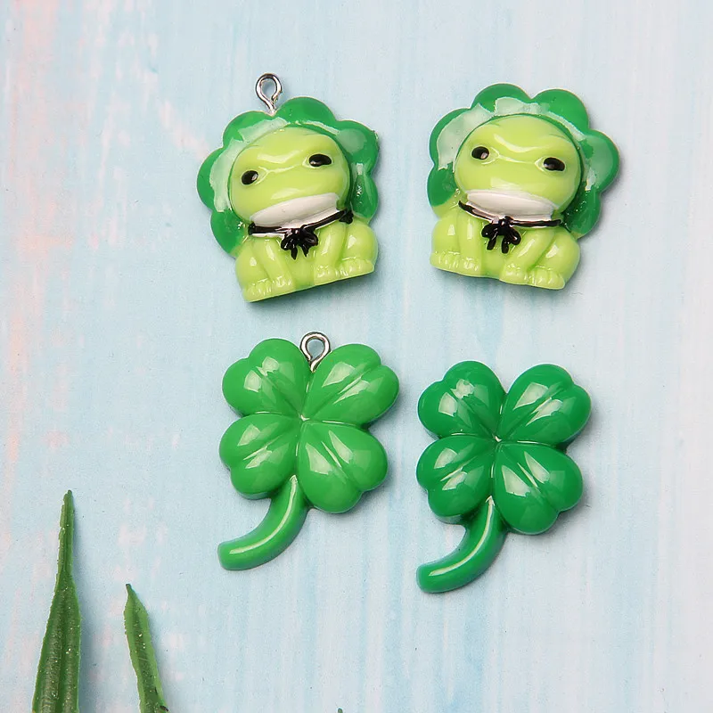 Free Shipping Charm Cabochons Resin Crafts Lucky Green Clover Frog Pendant Jewelry Accessory Decorated Resin Crafts Ornament