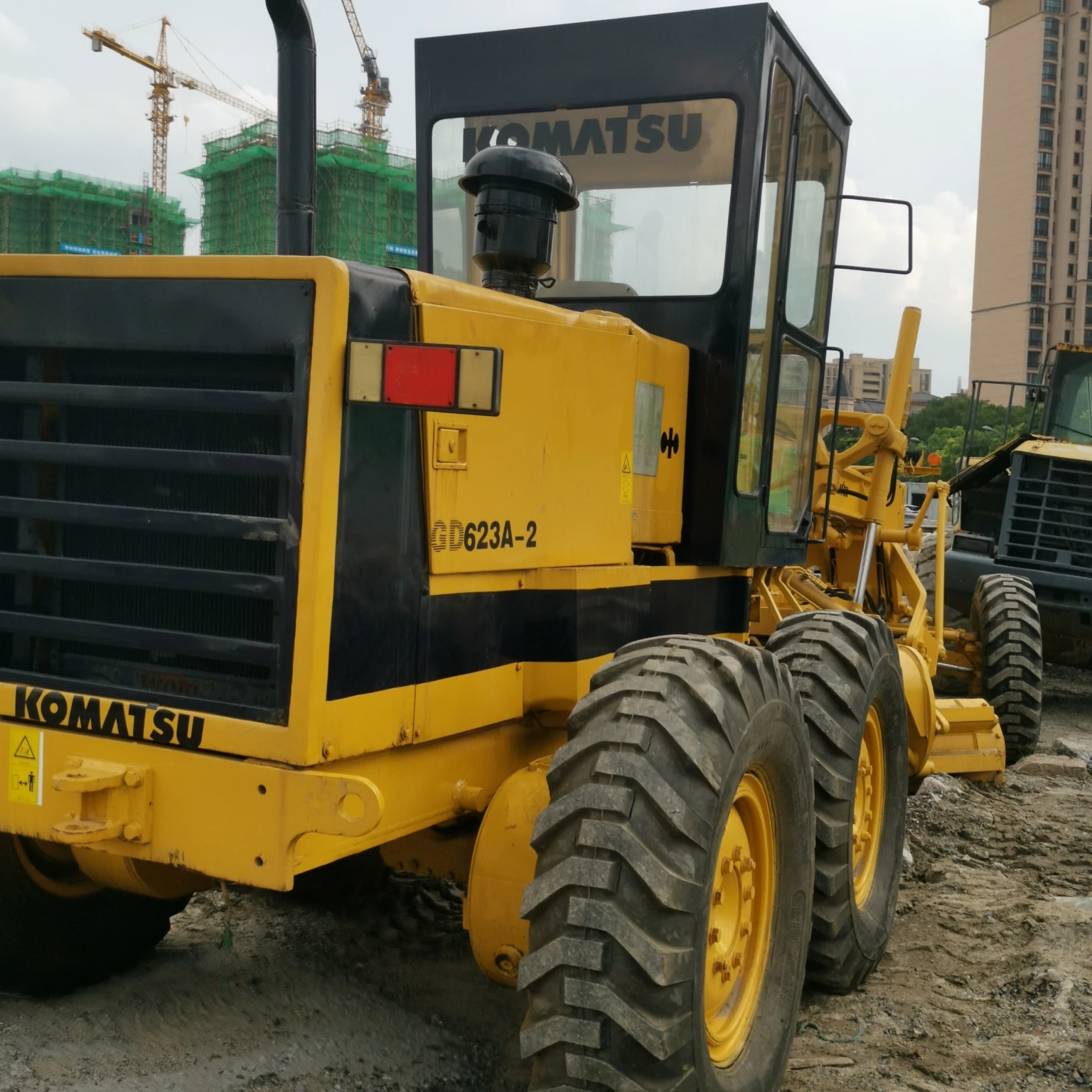  Подержанный строительный аппарат Komatsu GD623A
