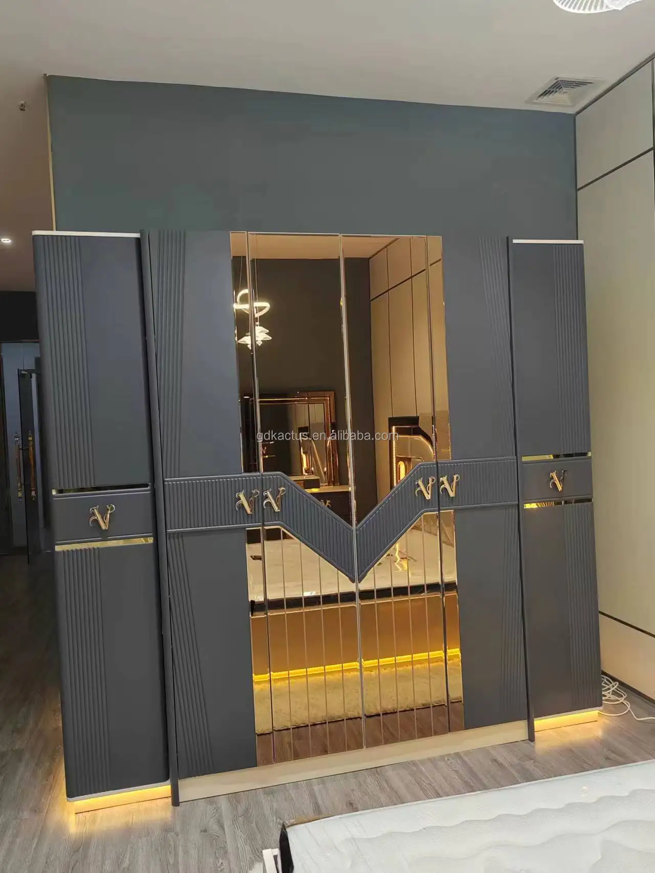 2024 luxury king size mirror headboard elegant bedroom furniture set classic luxury royal classic home bedroom furniture