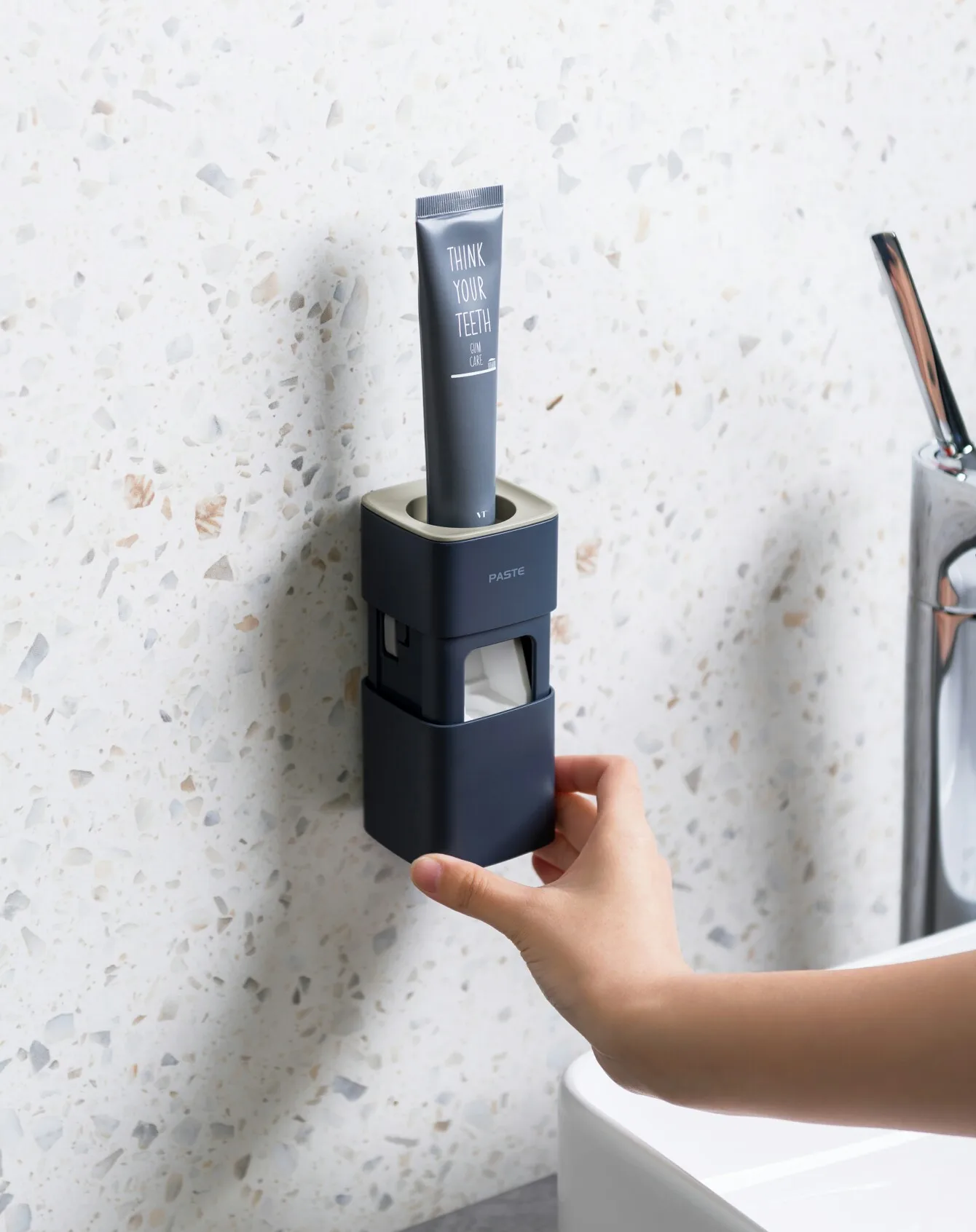 Pinmoo Wholesale Wall Mount Children Hands Free Squeezer Automatic Toothpaste Dispenser for Bathroom