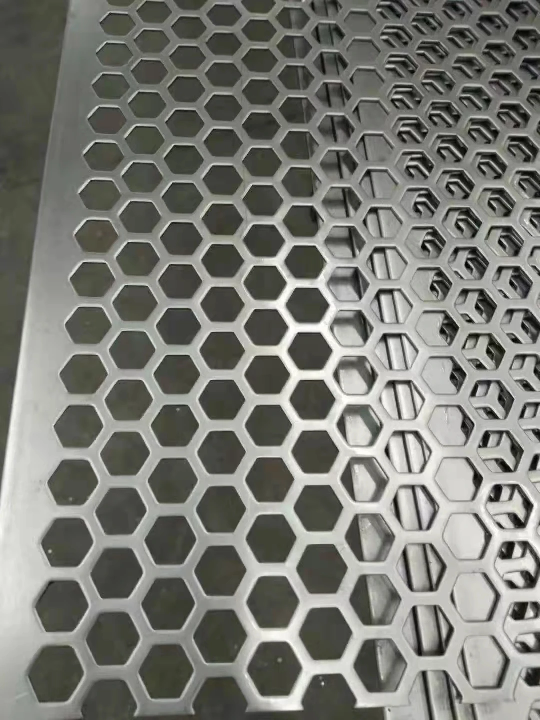 Lowes Sheet Metal Decorative Wire Mesh Iron Plate Punched Metal Mesh for Speaker Perforated Mesh Hot Dipped Galvanized Silver