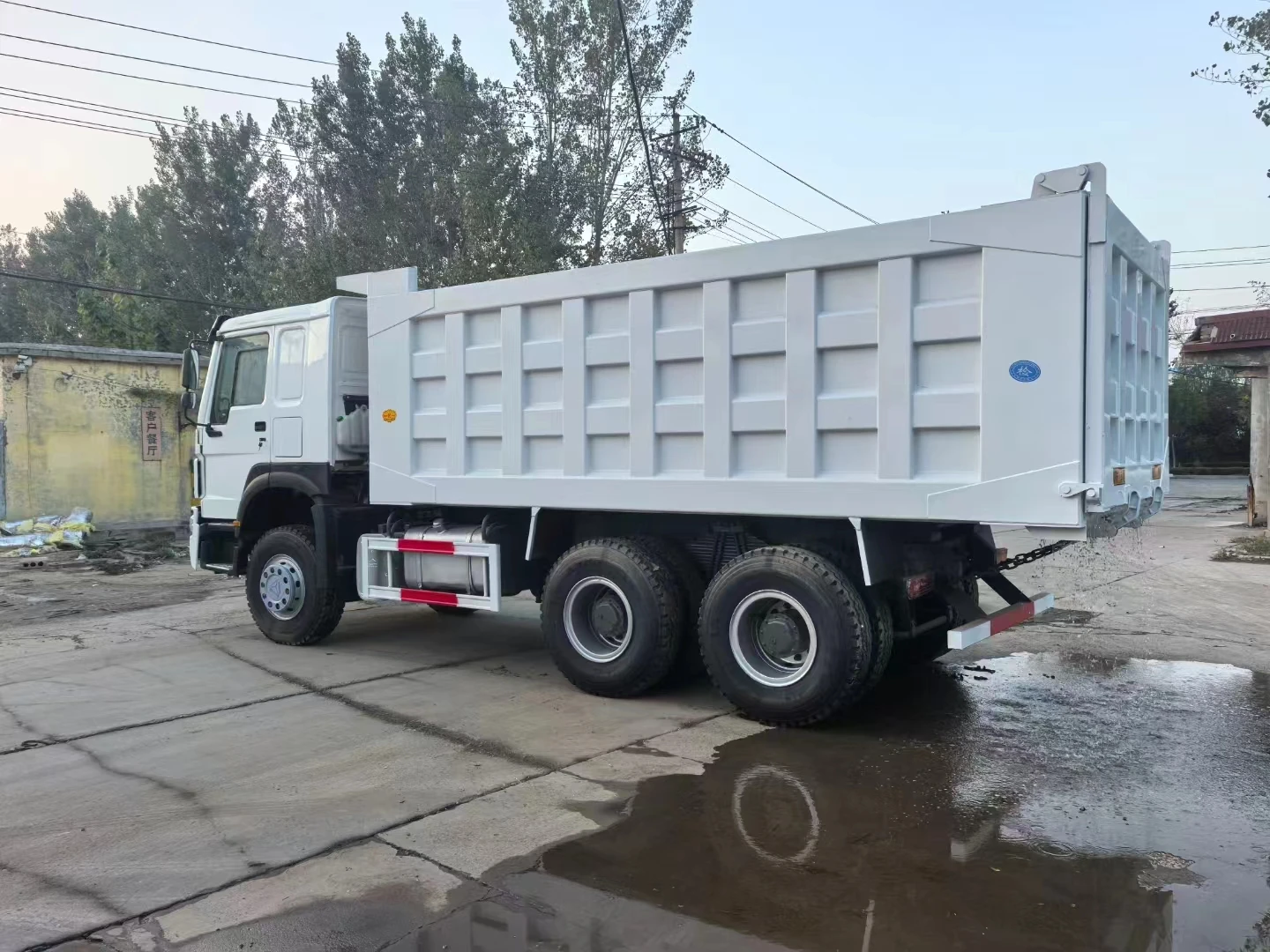 High Quality Heavy-Duty Howo Box Truck Second-Hand New 2021 371 Horsepower 25 Ton Capacity 6x4 Drive Left Heavy Truck Segment