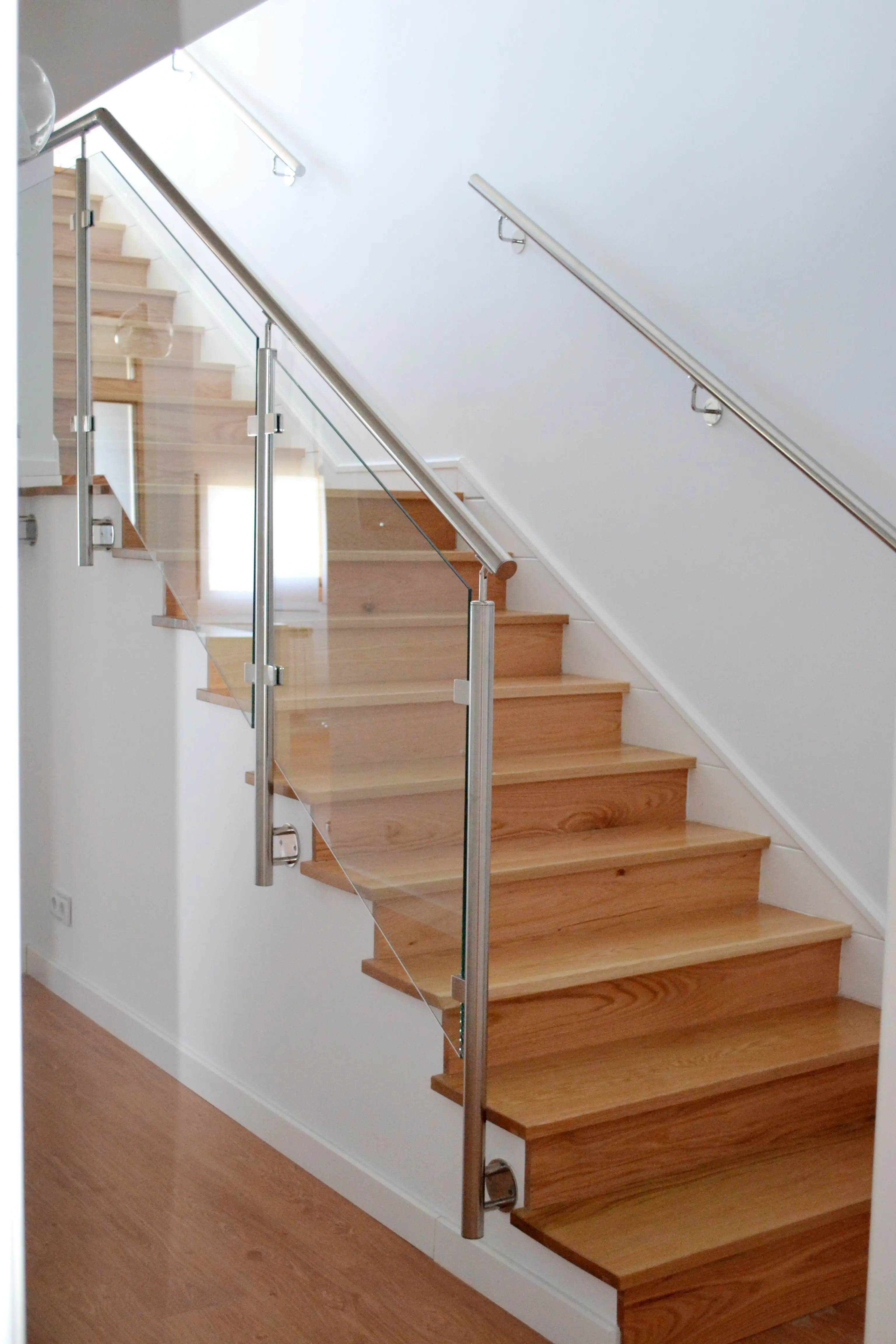 Manufacturers supply high quality residential indoor stainless steel balustrade&handrail balcony metal staircase railing