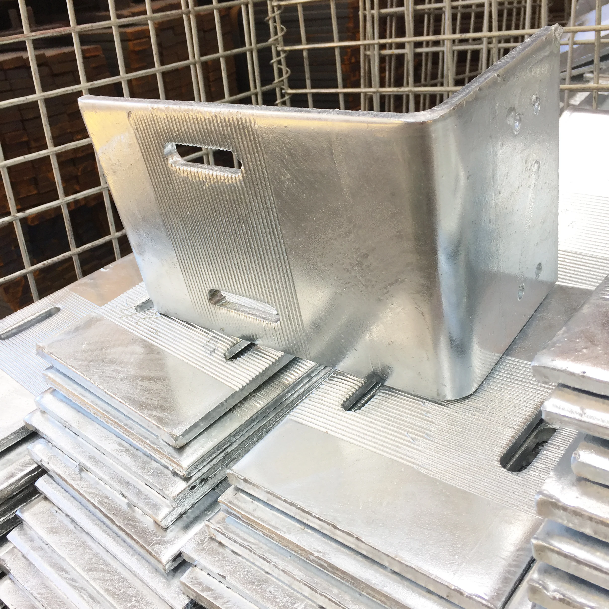 Done exquisite L - shaped aluminum angle bracket with serrated