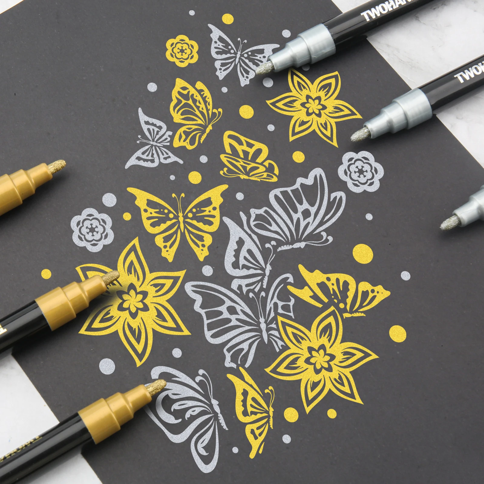 TWOHANDS Waterproof Paint Marker Pen 8 Colors Metallic Marker For Diy Graffiti