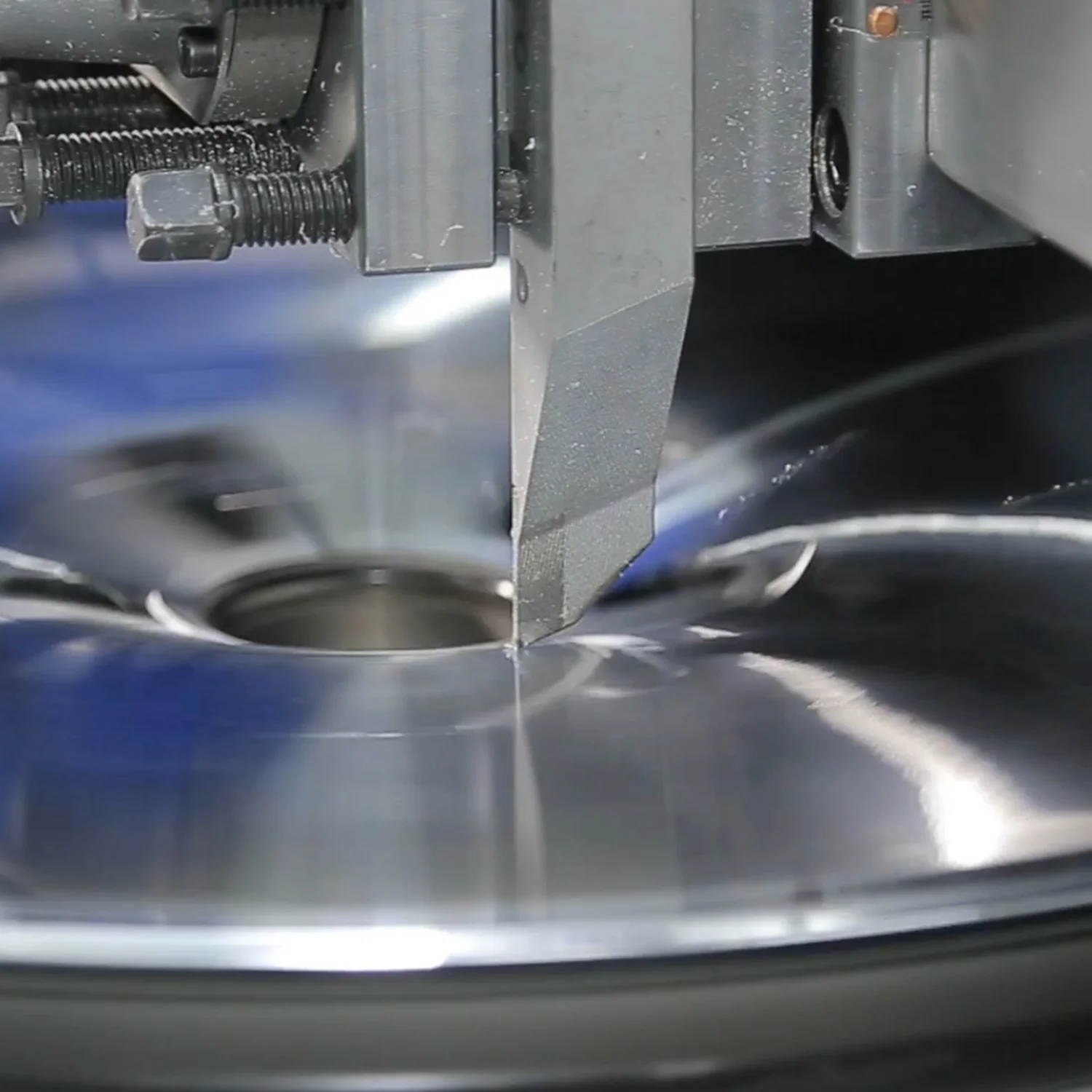 2022 New vertical alloy wheel diamond cutting machine wheel repair lathe machine for sale DCM32P-S