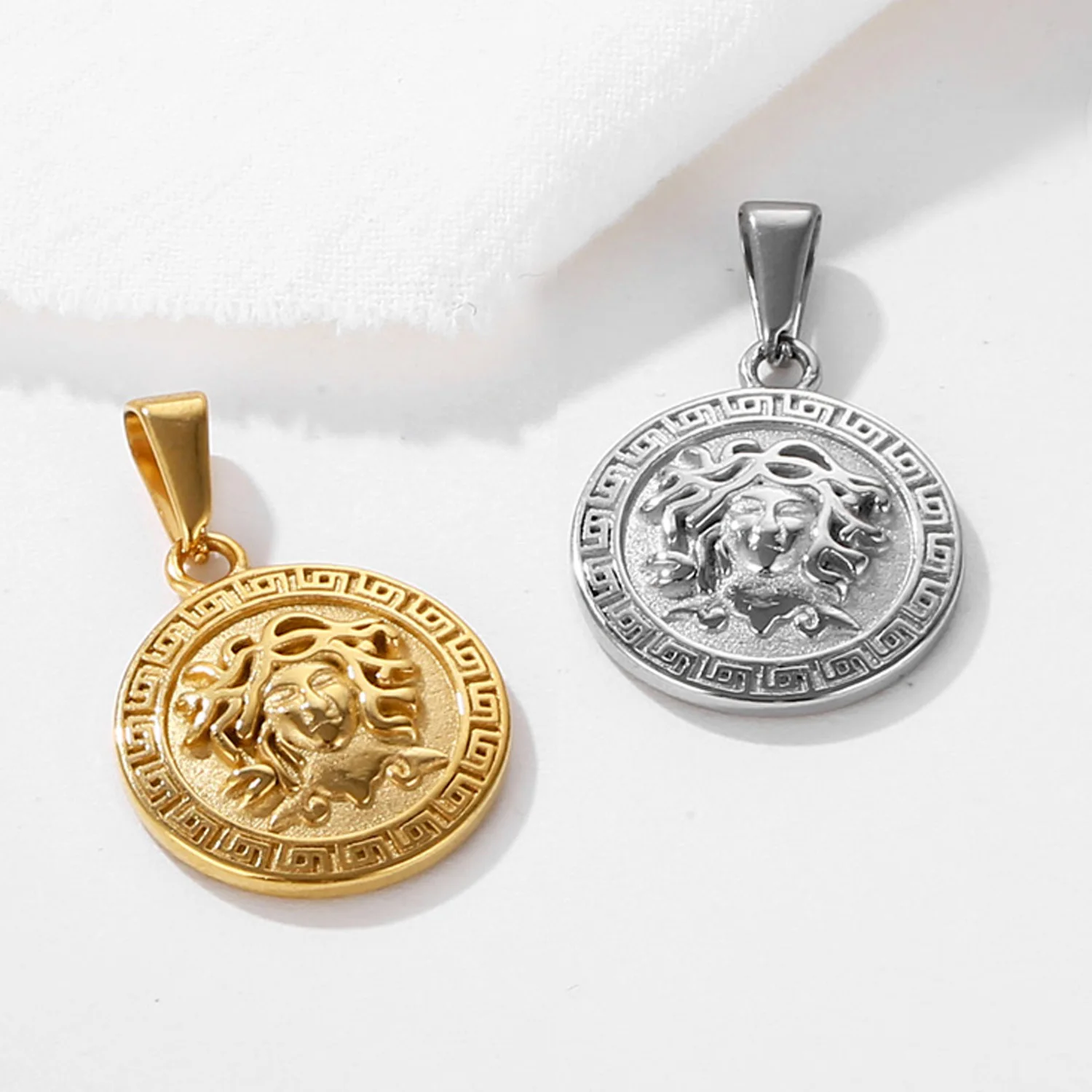 Fashion Jewelry 2023 Wholesale Women Accessories Trending Mens Travel Compass Charm Greek God Medusa Coin Pendant Uk Hot