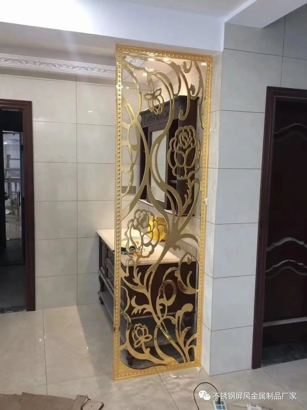 Интерьер бассейна металлический пол до потолка садовый камин балкон и гостиная конфиденциальная перегородка настенные перегородки