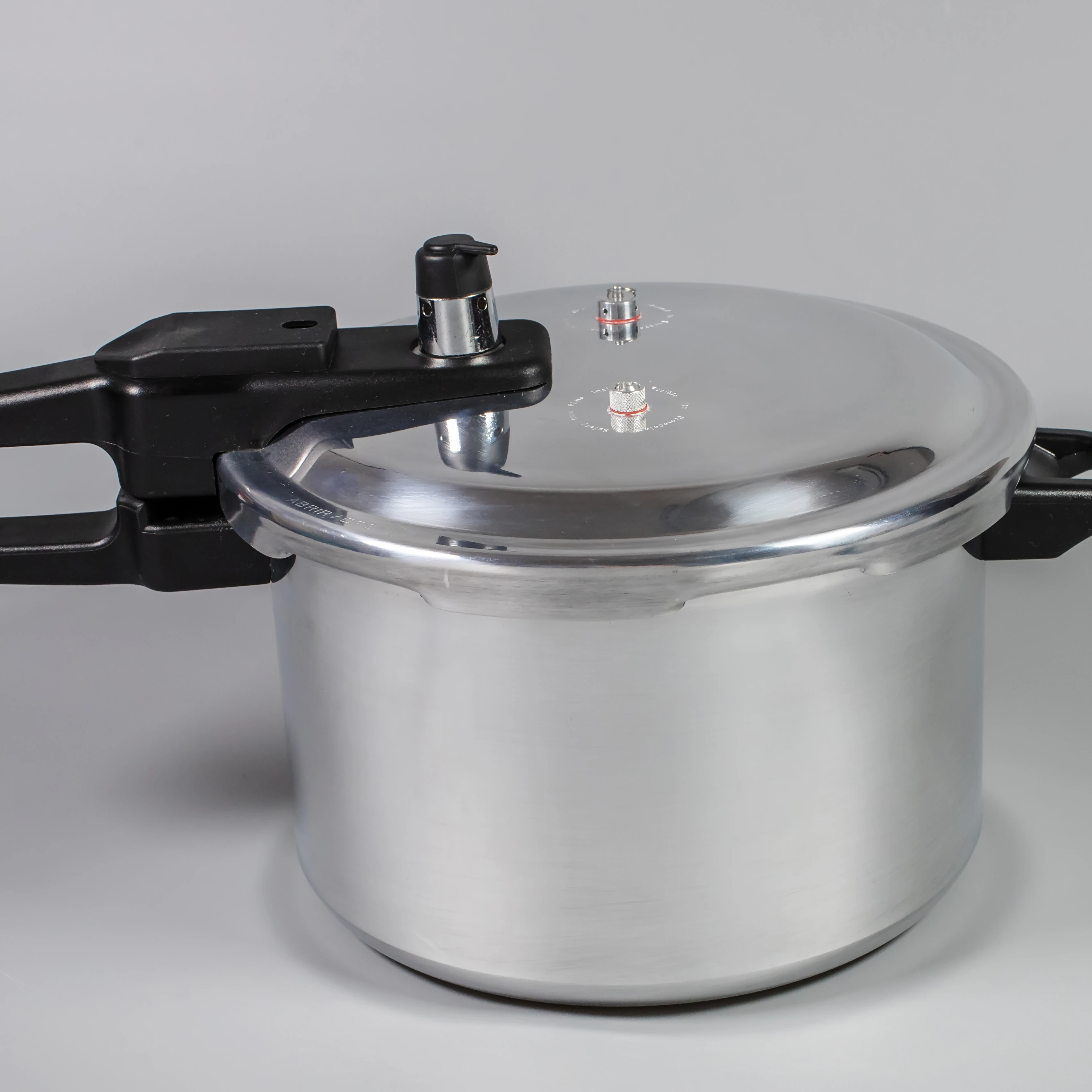 Household kitchen pressure cooker