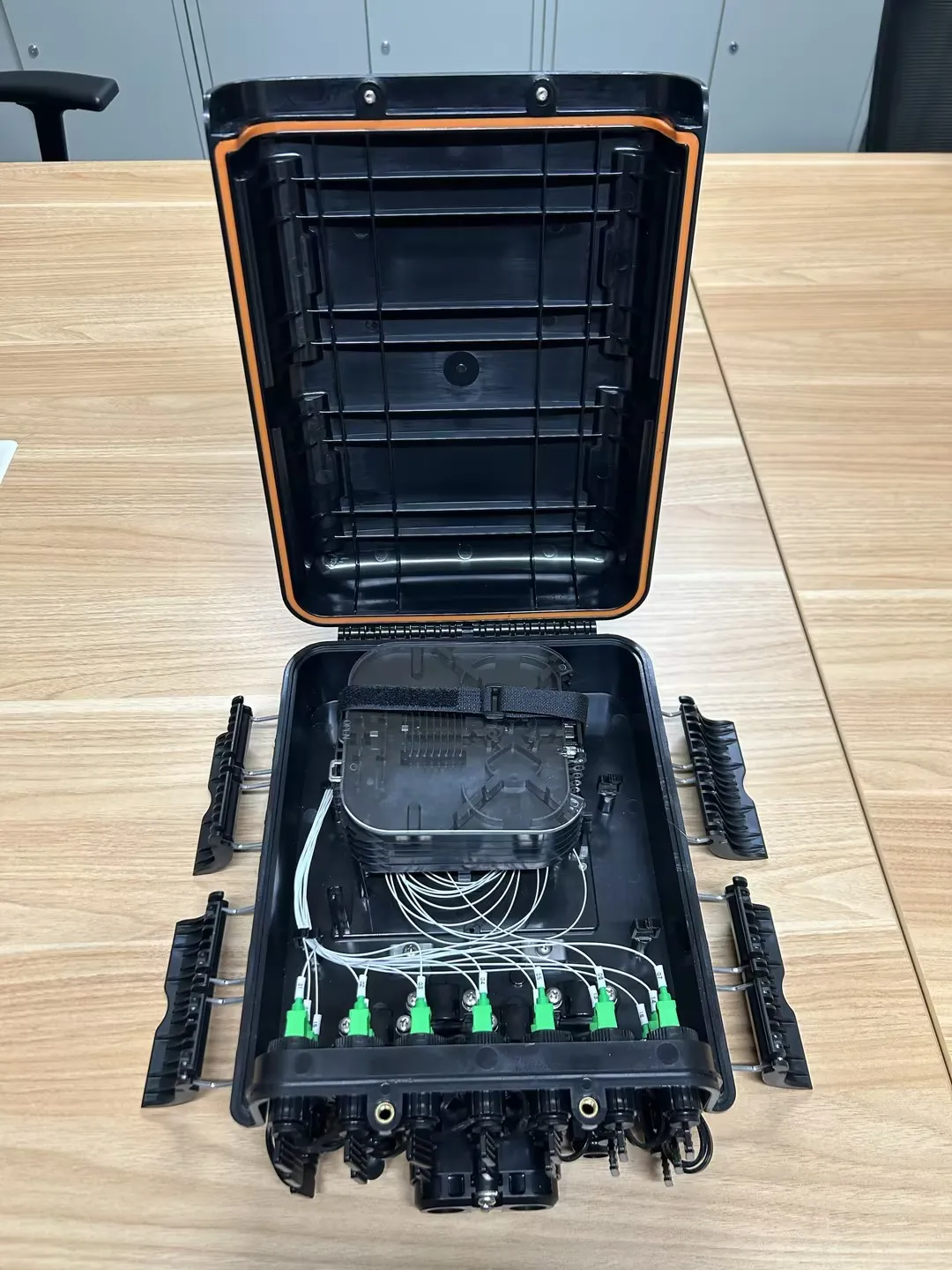 FTTX IP65 предварительно соединенная оптоволоконная распределительная коробка 80-ядерный 16 портов с предустановленными адаптерами