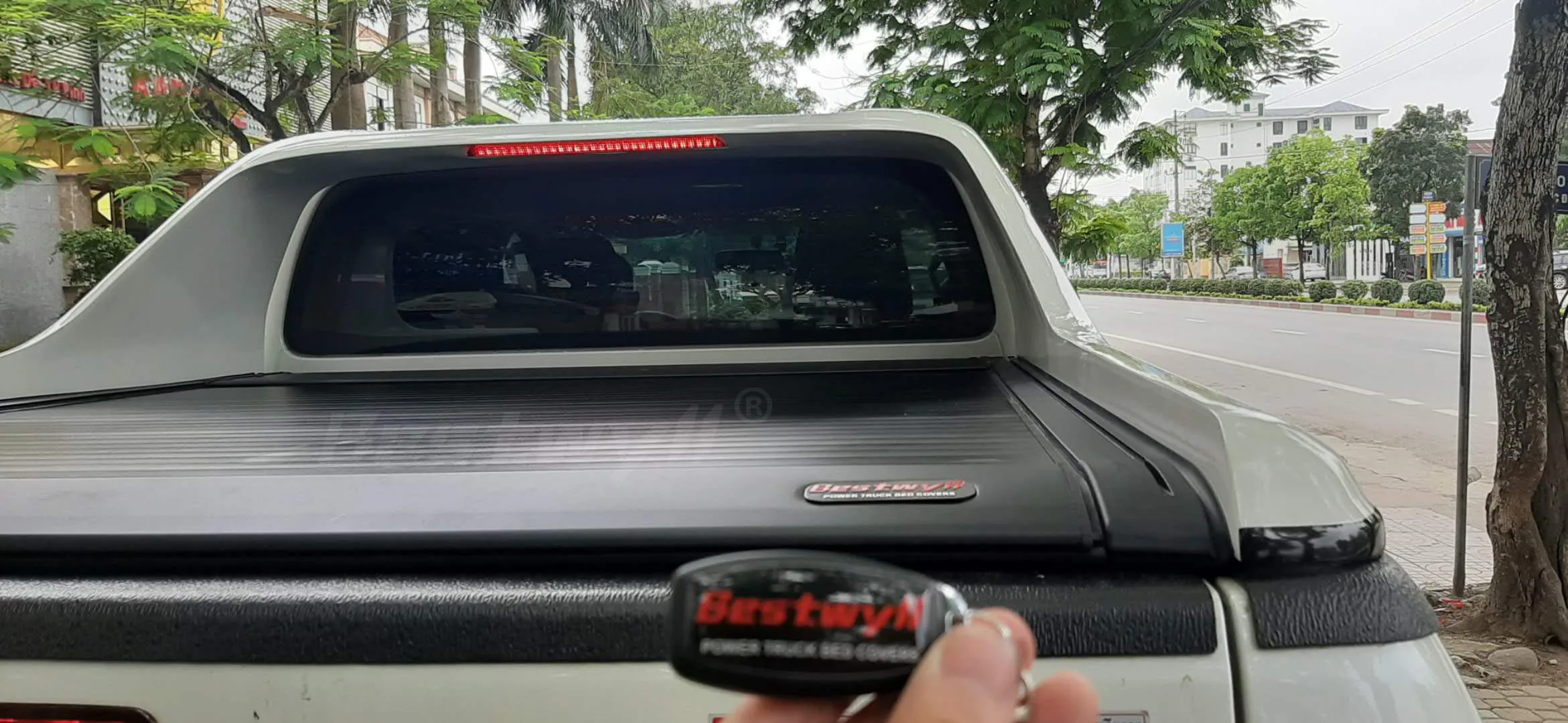 BESTWYLL 4X4 Hard Roller Lid Aluminum Retractable Pickup Truck Bed Electric Roll Up Tonneau Cover For Toyota Hilux Rocco E-F04