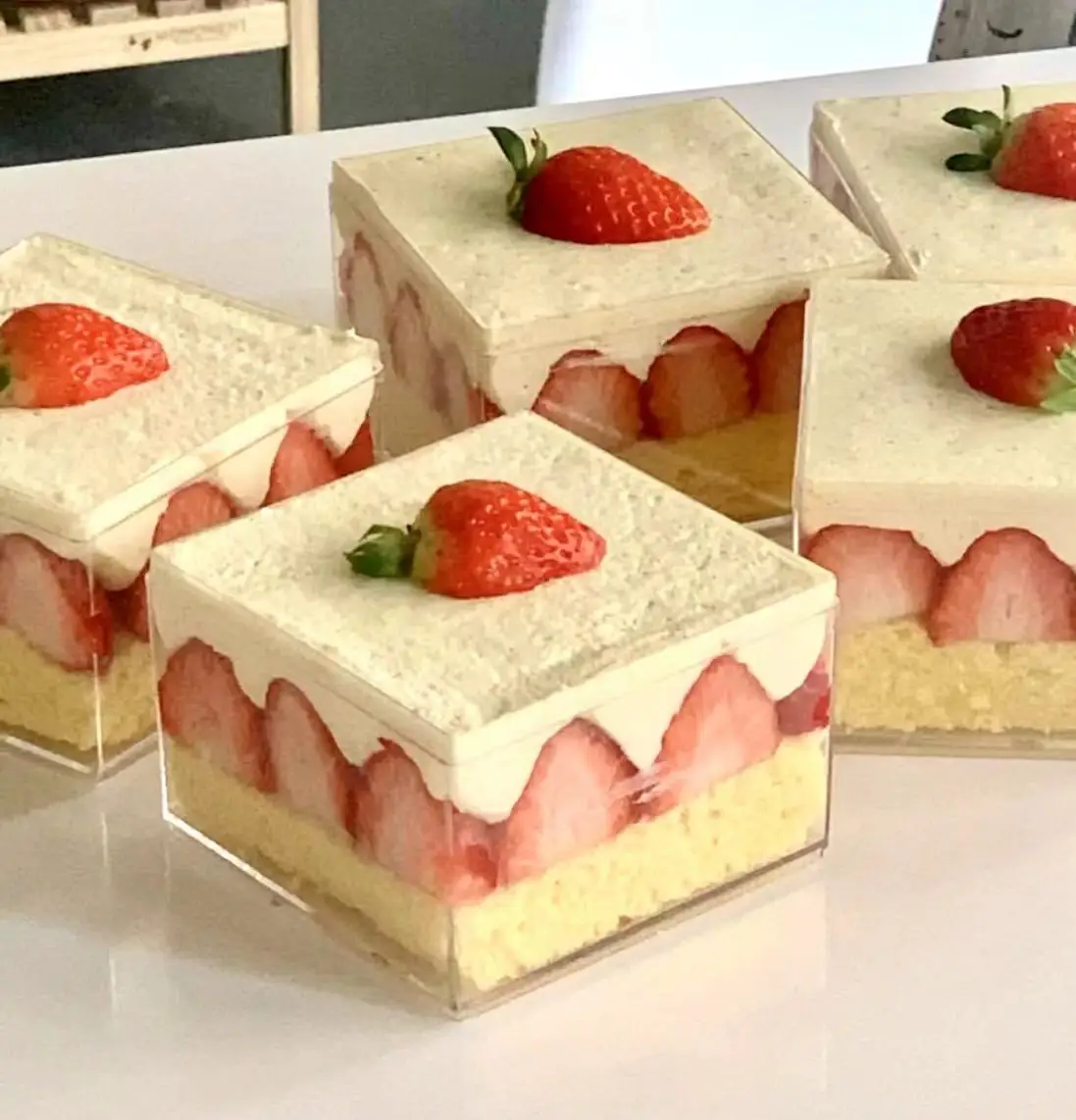 Wholesale Customized Fruit Wood Bran Cake Western Dessert Cups Tiramisu Pastry Container Acrylic Cake Box