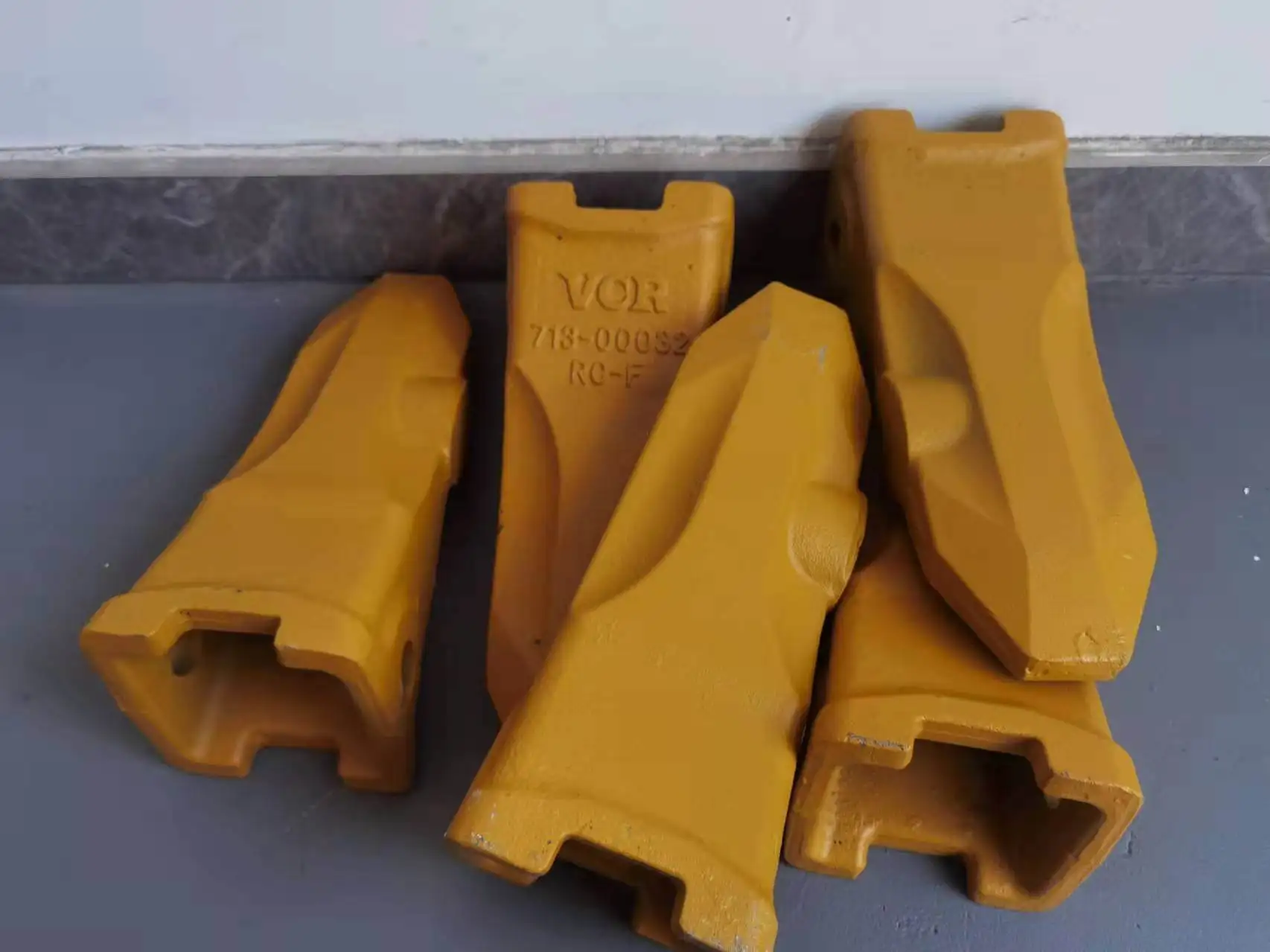 Hot Selling Excavator Spare Part 1u3552rc 9w8552 205-70-19570 Excavator Bucket Teeth with Apdator For Excavators.