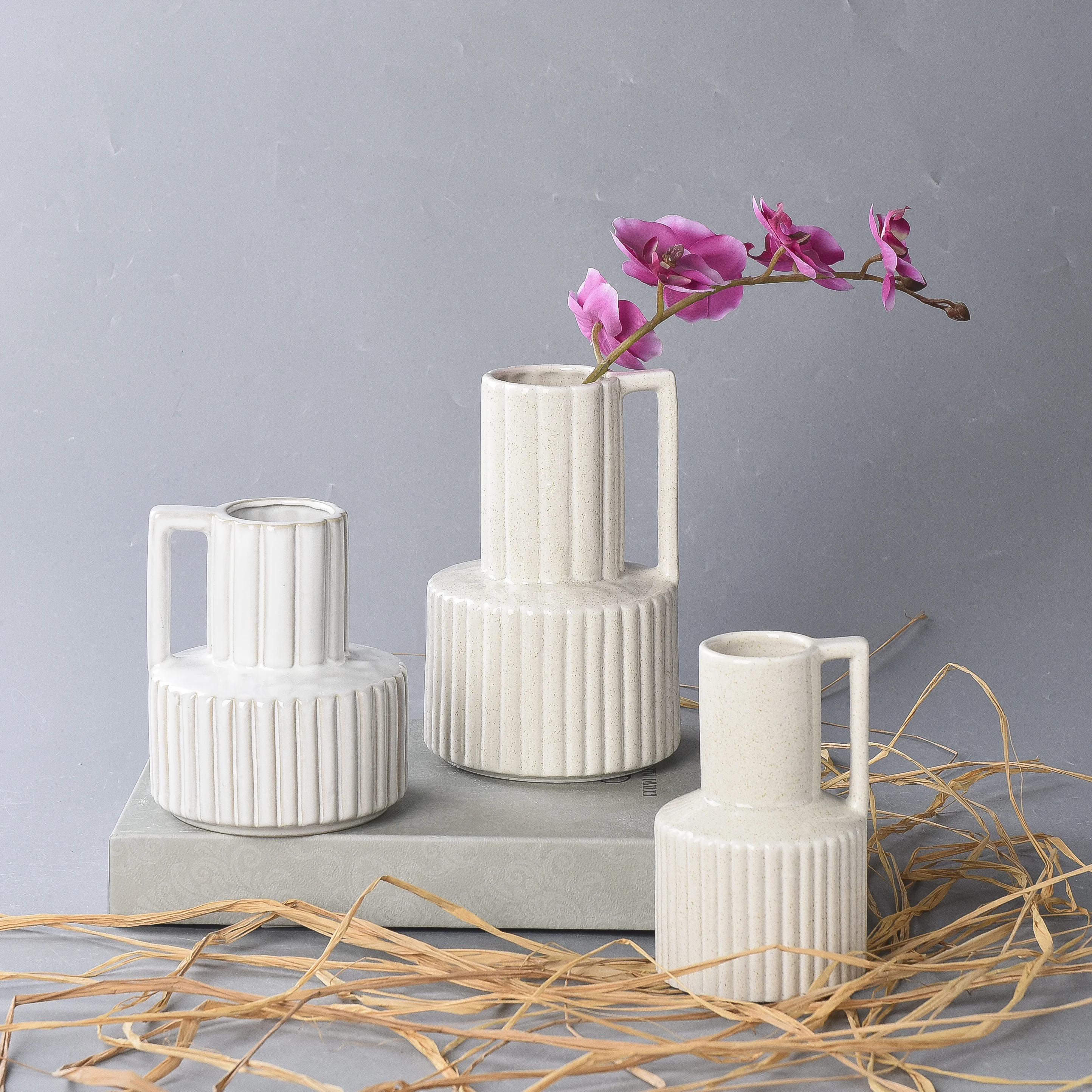 Modern Home Decor Ceramic Vase with Handle Luxury Small Glazed Vases for Dining Table Centerpiece for Weddings for Desktop