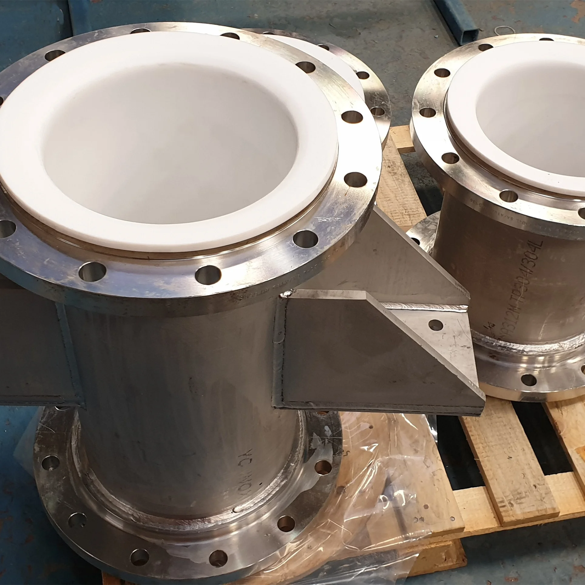 High quality PTFE lined piping and fittings reducer cross for industrial use