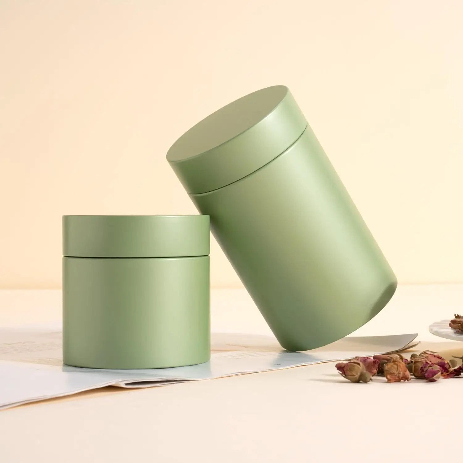 Небольшая круглая белая металлическая банка для хранения чая, сахара, кофе с крышкой