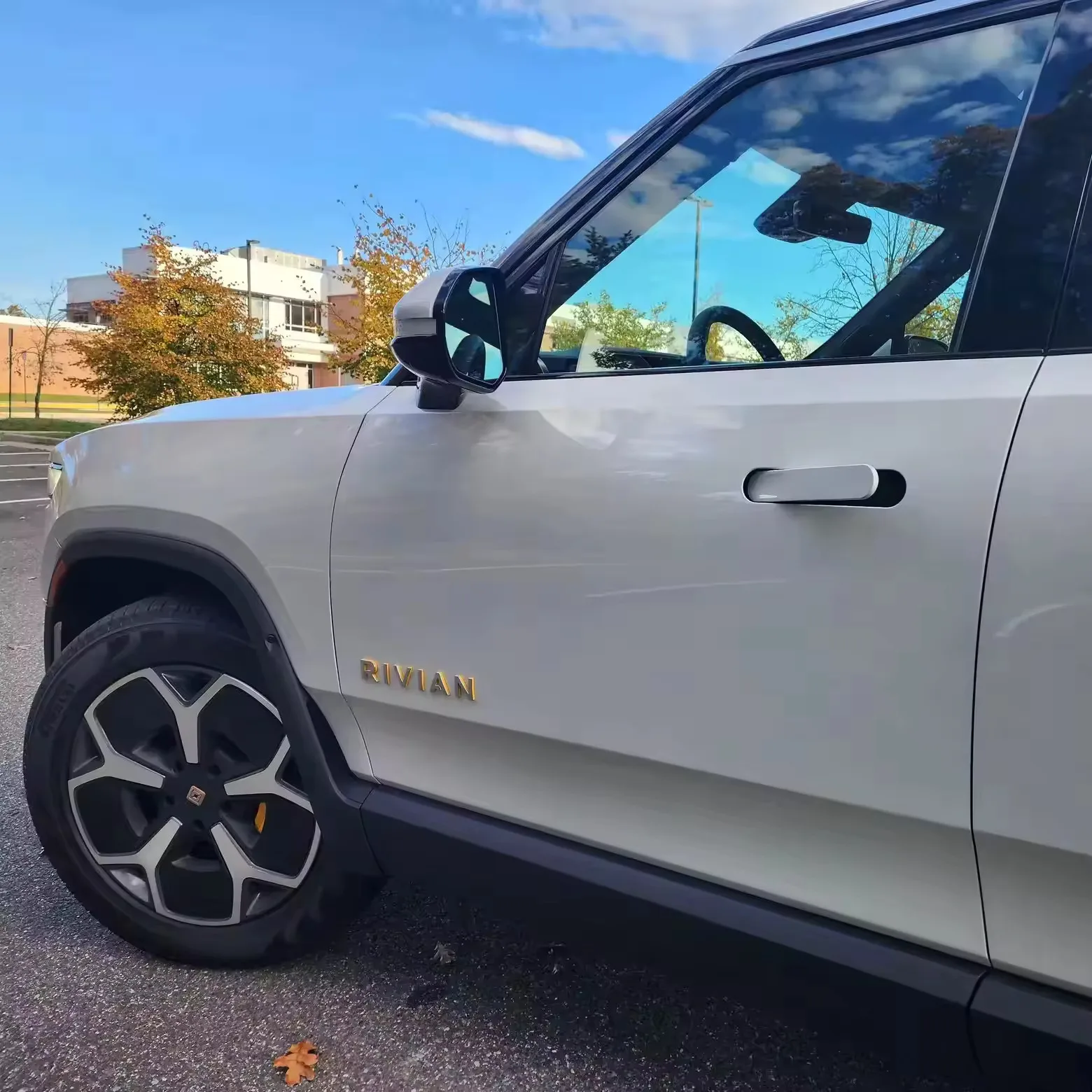 Аккуратно использованный 2023 Rivian R1S Adventure Edition четырехмоторный AWD большой аккумулятор черный горный интерьер