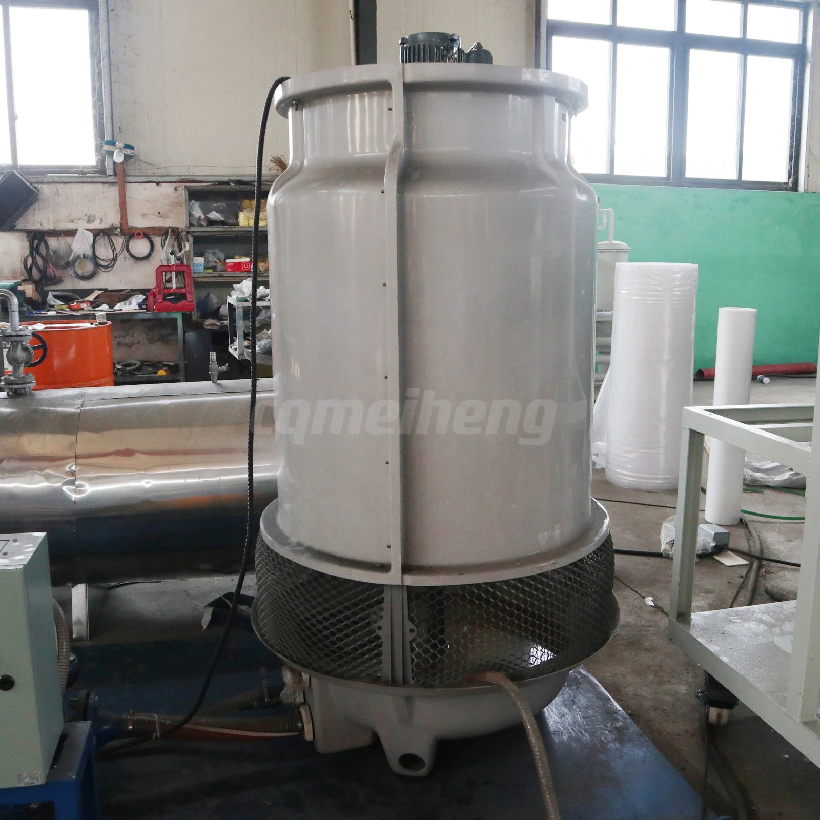 High-temperature distillation machine for recovering and treating waste oil