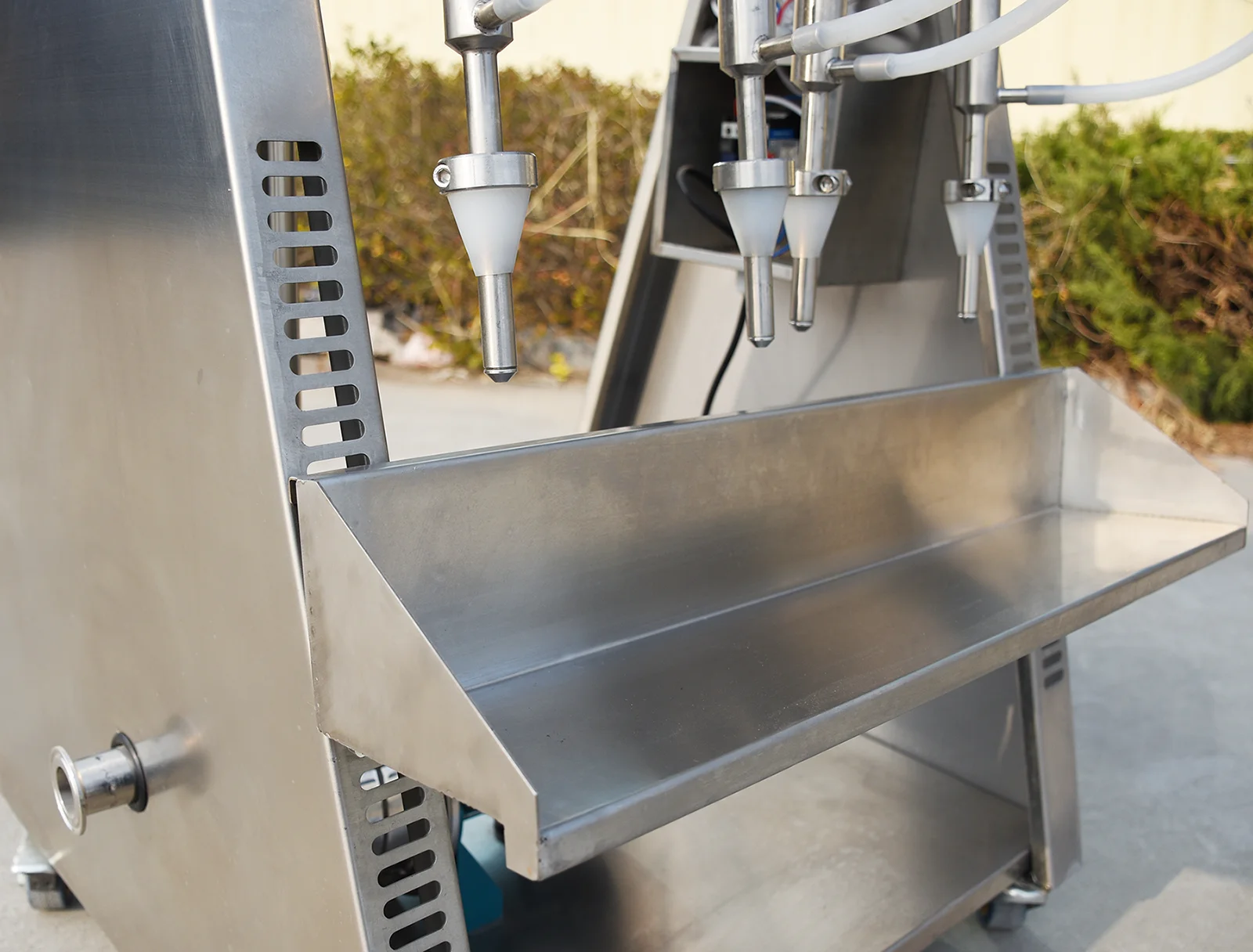 Tabletop Semi-automatic gravity Alcohol water filler 50-3000ml bottle filling machine