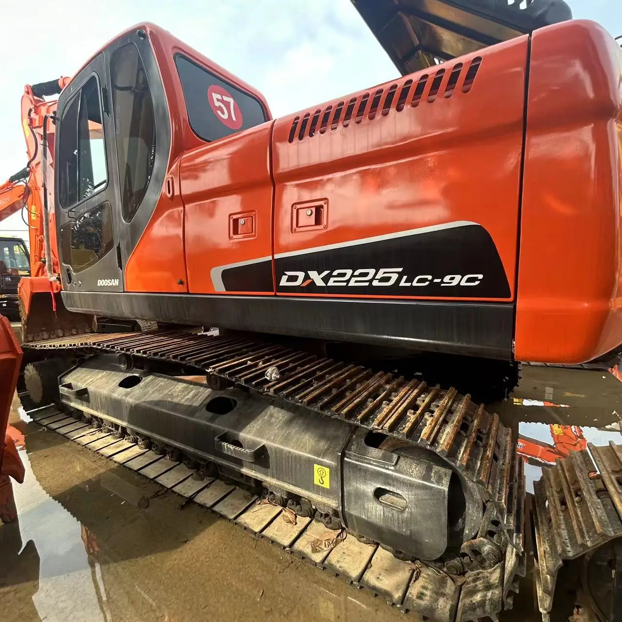 Вторичная рука Doosan DX 225 экскаватор низкого рабочего времени Подержанный гусеничный дешево для продажи