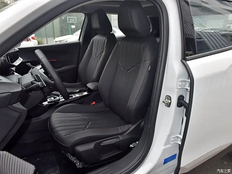 Home 5 Seat Car Made in China for SUV Gasoline Petrol Engine Dongfeng Peugeot 2008