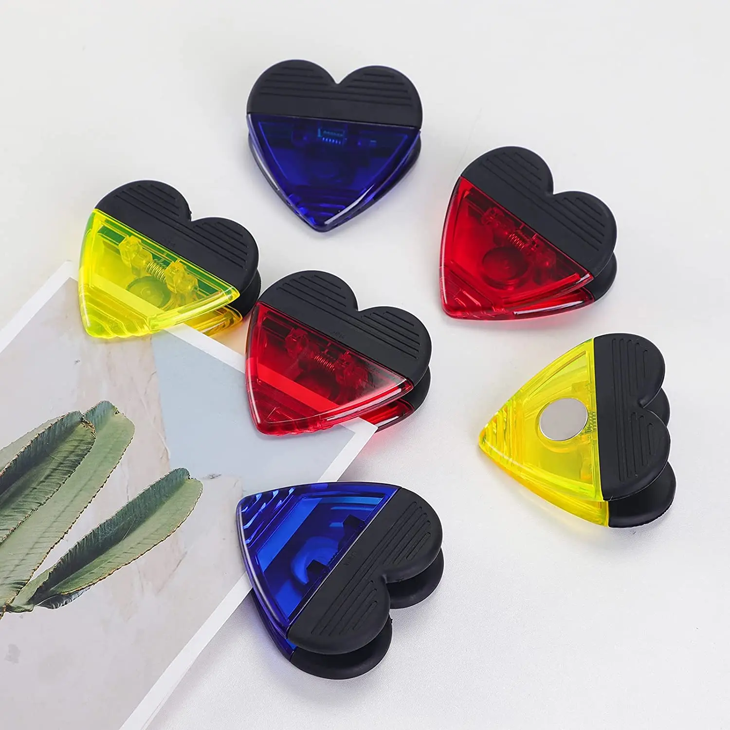 Customized logo heart shape plastic magnetic clips with high quality for refrigerator