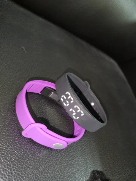 2020 Latest bracelet V9 automatically alarm remind Automatic body temperature measurement thermometer band Smart wristband