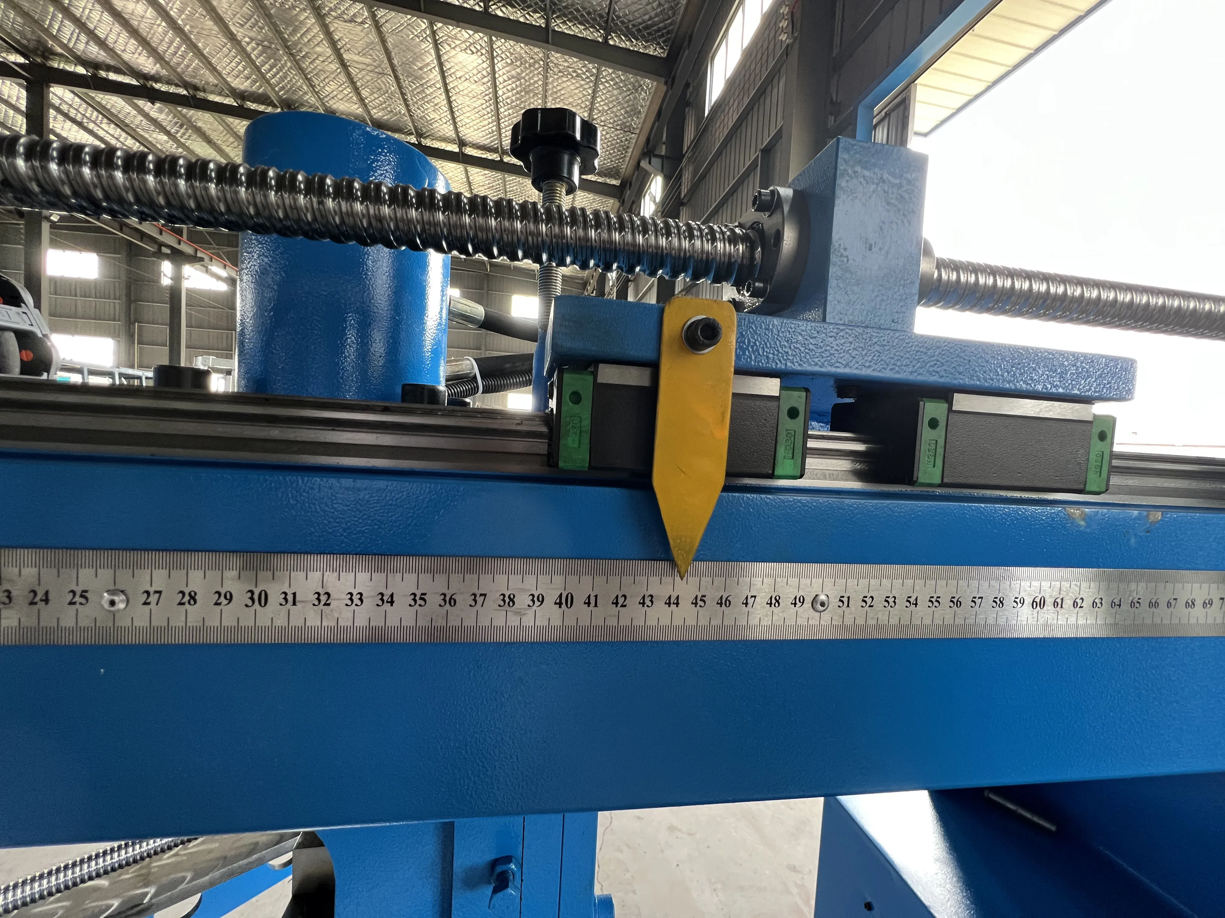 DDM duct manufacturing machine round flange punching machine