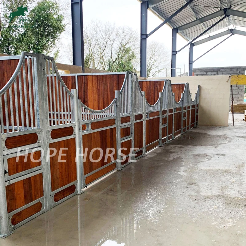 
 Надежный и прочный металлический стенд для сборных лошадей  