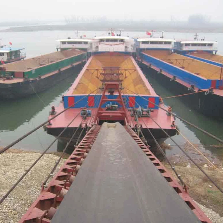 Sand transporter boat with self discharge conveyor