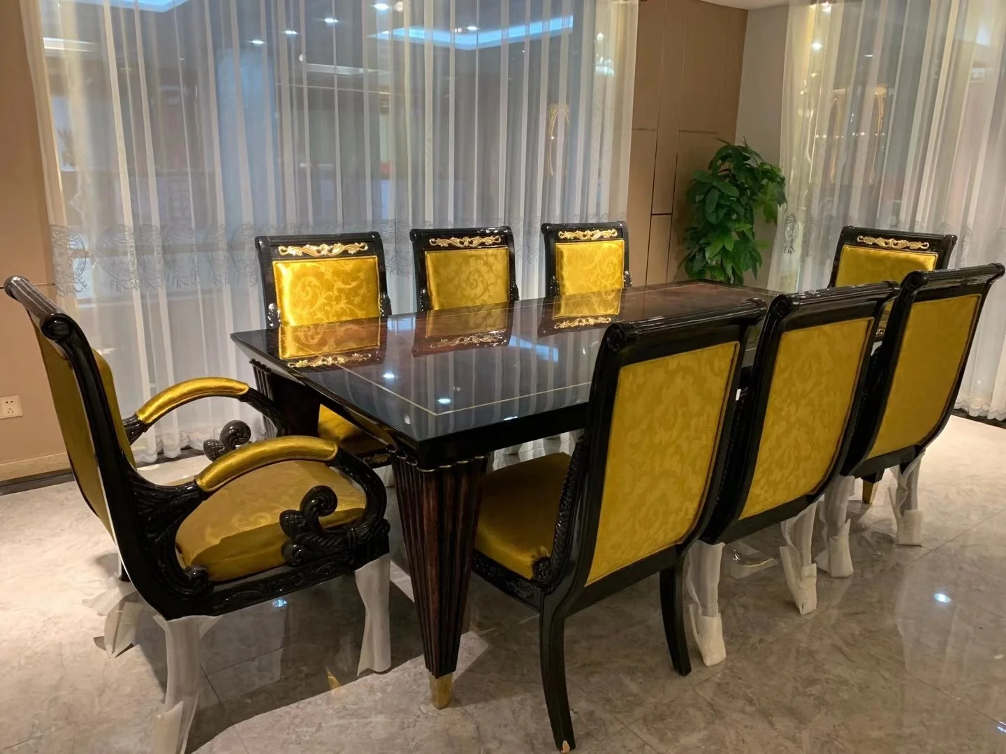 Handmade Luxury Classic European Style Dining Table Solid Wood Antique Design with Black Shiny Paint for Home or Dining Room