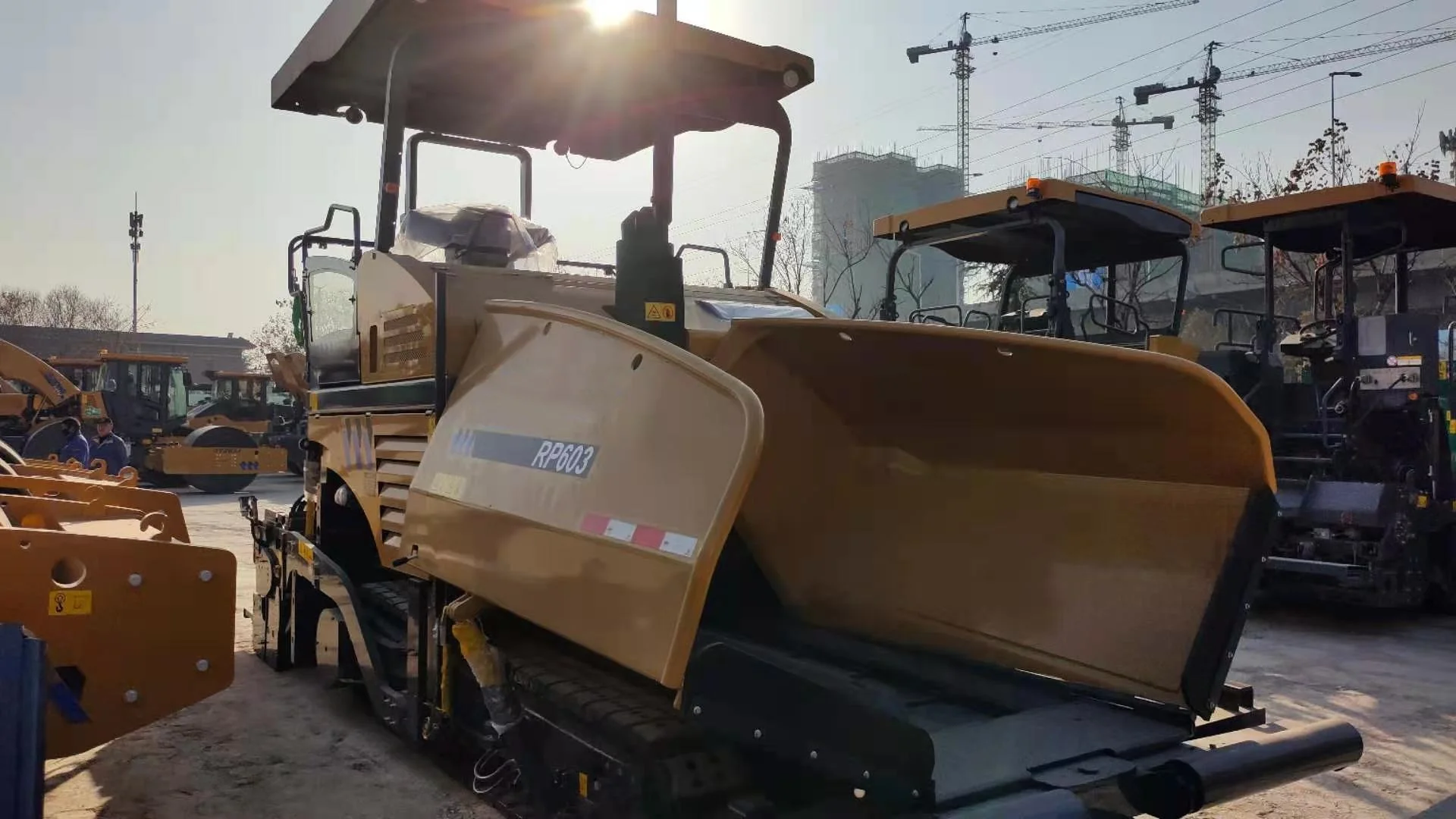 6m China Small Asphalt Paver Asphalt Concrete Pavers Machine Paver RP603