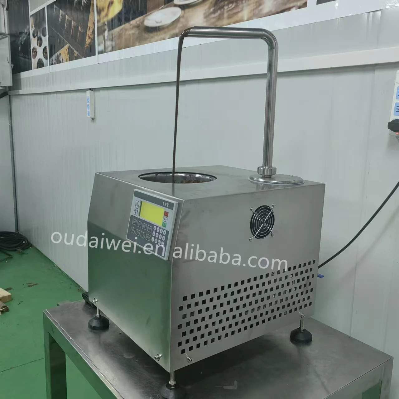 Small automatic chocolate dispenser for melting continuous chocolate return lighter