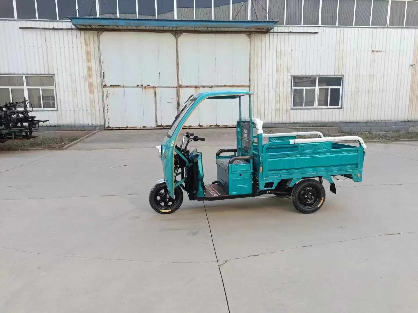 Semi-closed hauling semi-top load Electric motorcycle cargo three-wheeled car electric tricycle